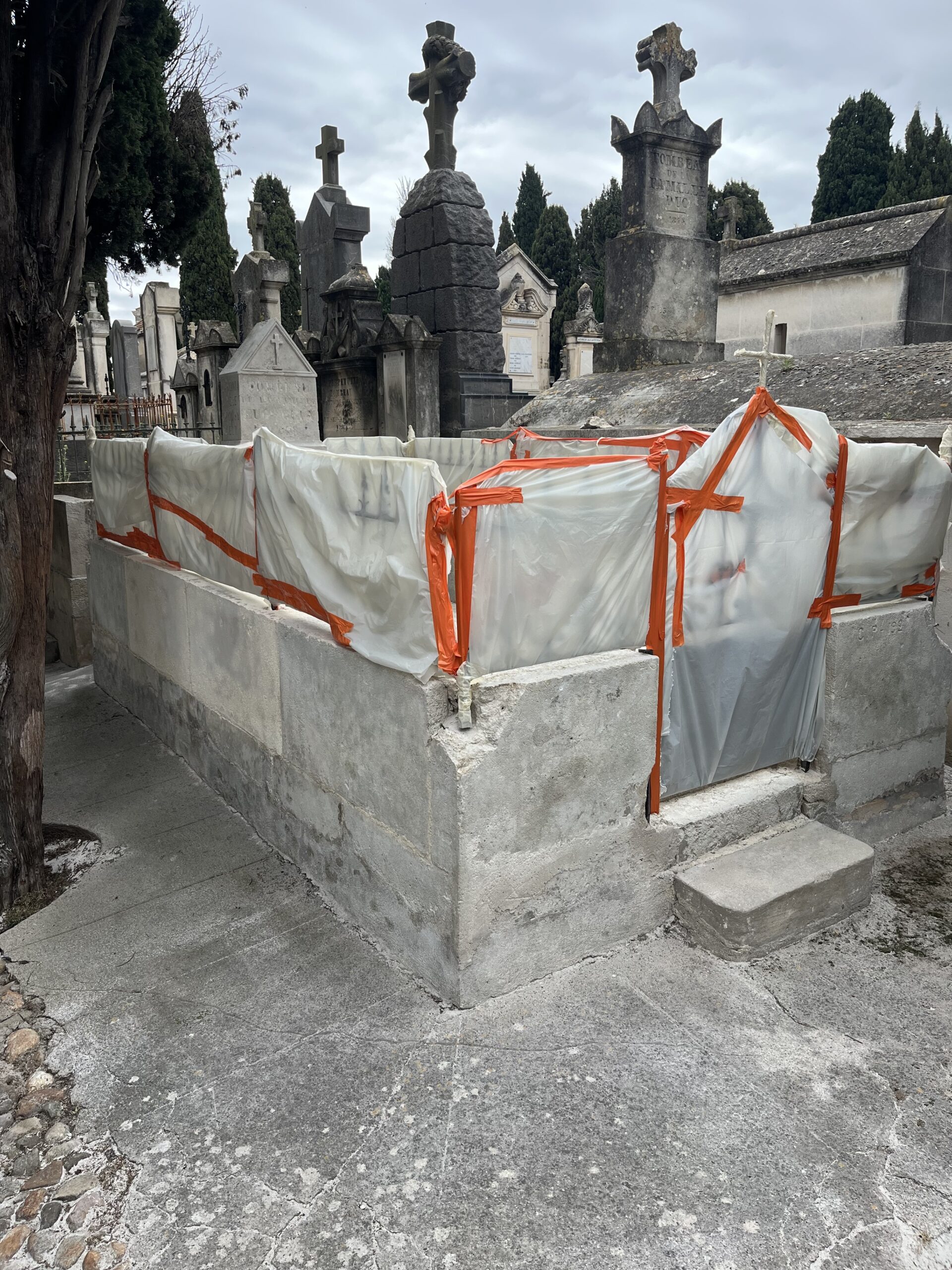 TRAVAUX DE PROTECTION D'UN CAVEAU AVANT MISE EN PEINTURE 