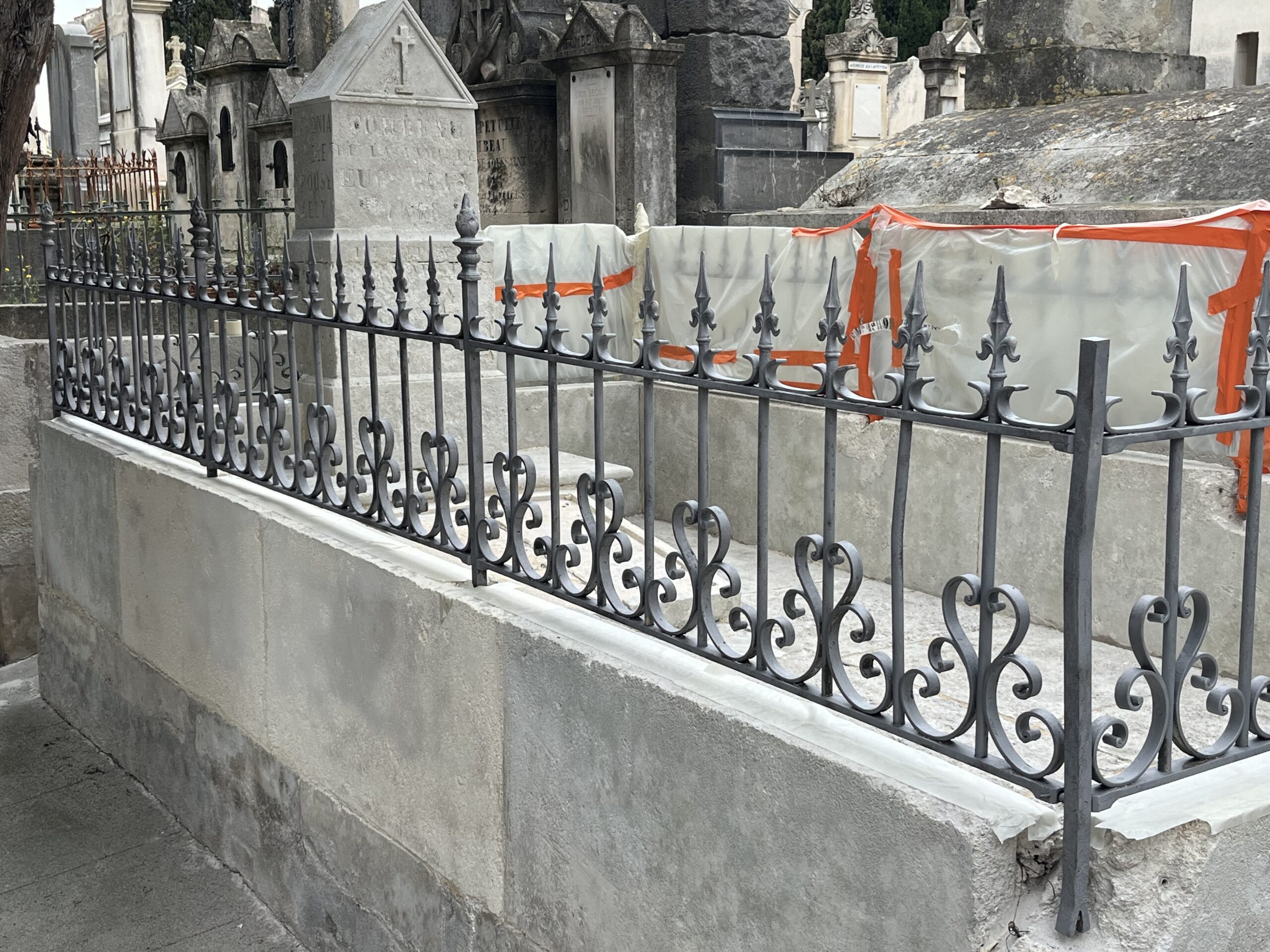 TRAVAUX DE NETTOYAGE PAR SYSTÈME D'AÉROGOMMAGE DE PIERRE TOMBALE ET GRILLE DE FER 