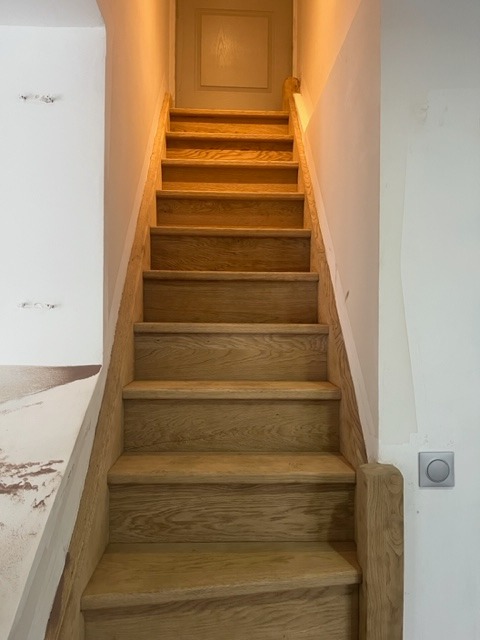 ESCALIER EN CHÊNE DÉCAPÉ