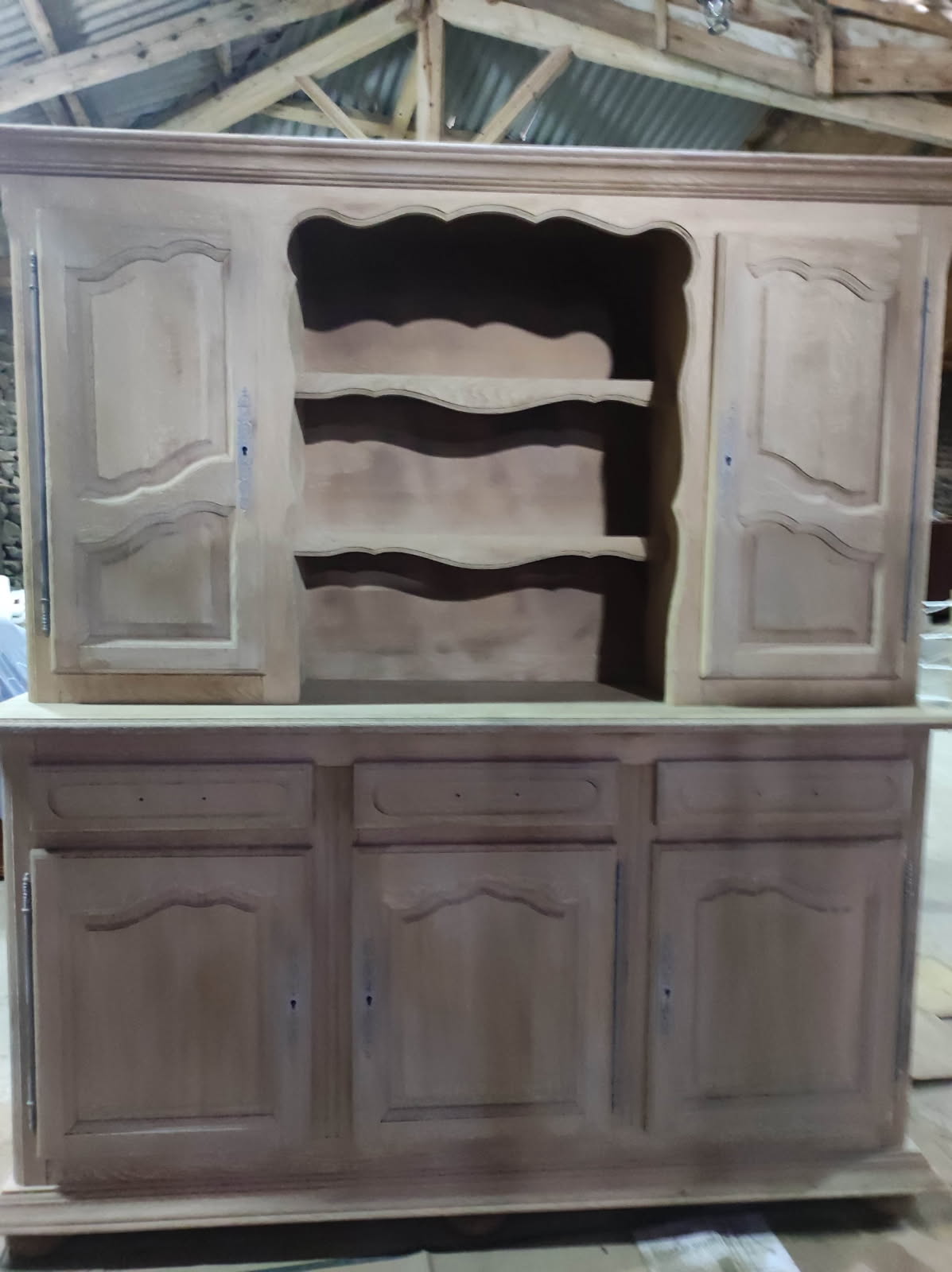 AÉROGOMMAGE D'UN BAHUT EN BOIS ANCIEN À LANDOS 43340