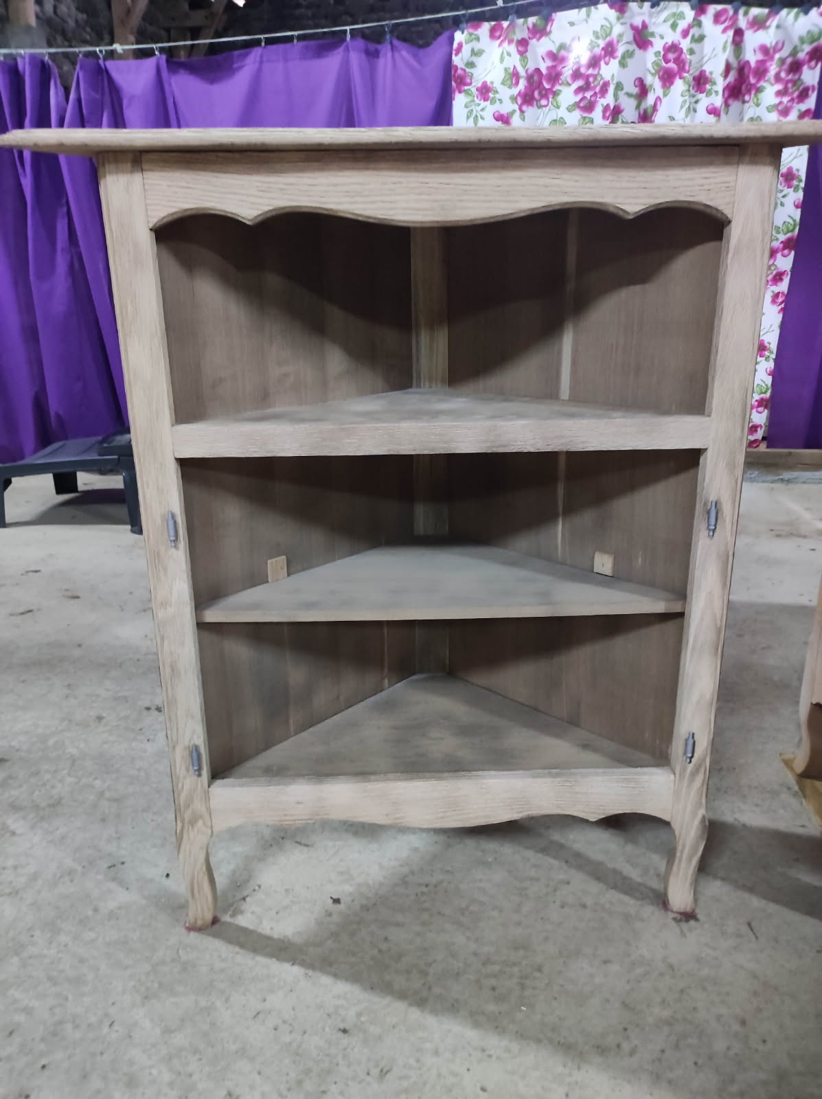 DÉCAPAGE DOUX D'UN PETIT BAHUT EN BOIS 