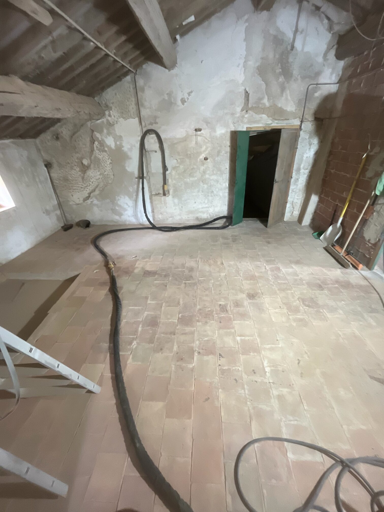 TRAVAUX D'AÉROGOMMAGE EN COURS