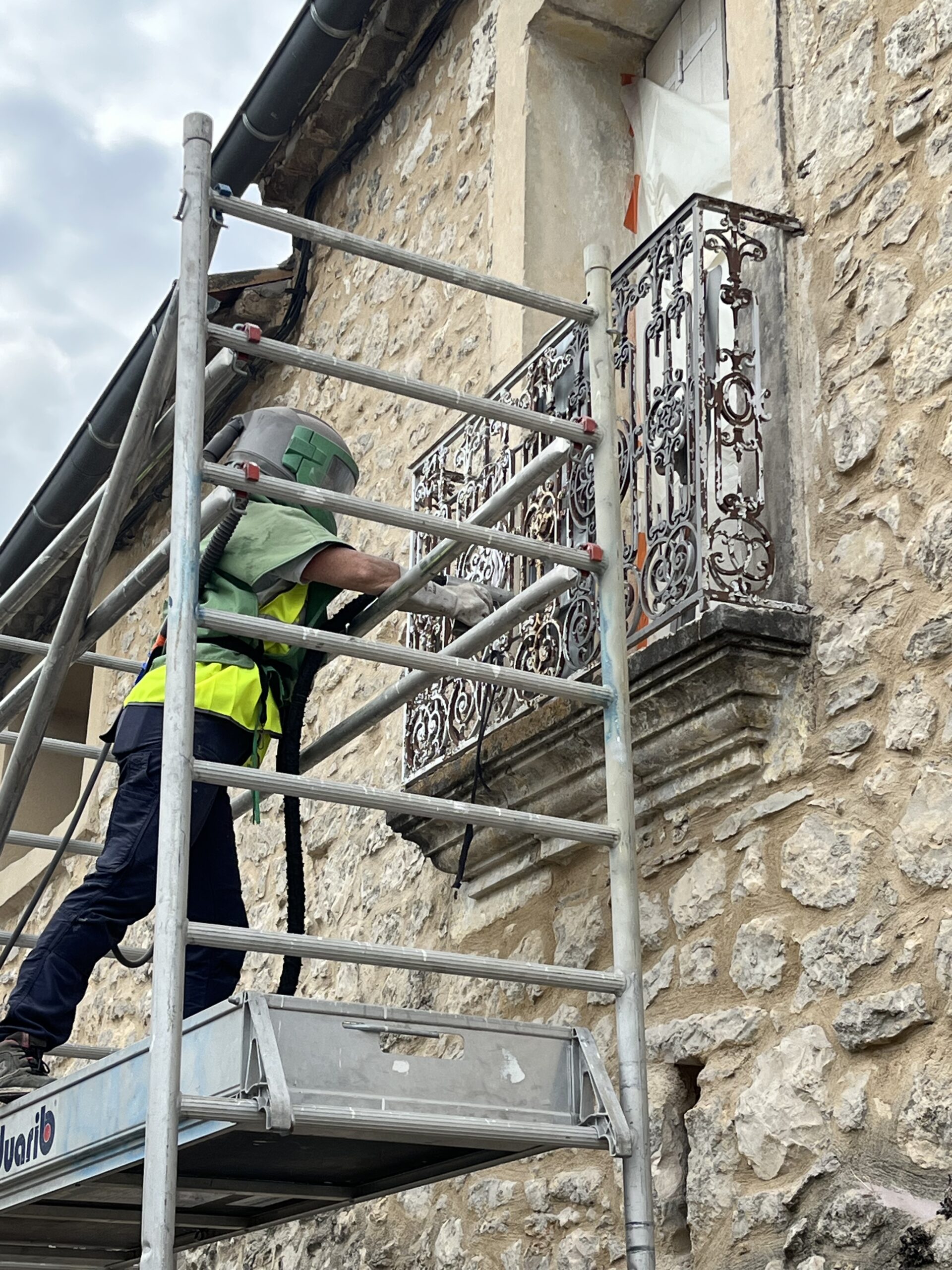 TRAVAUX D'AÉROGOMMAGE D'UN BALCON EN FONTE