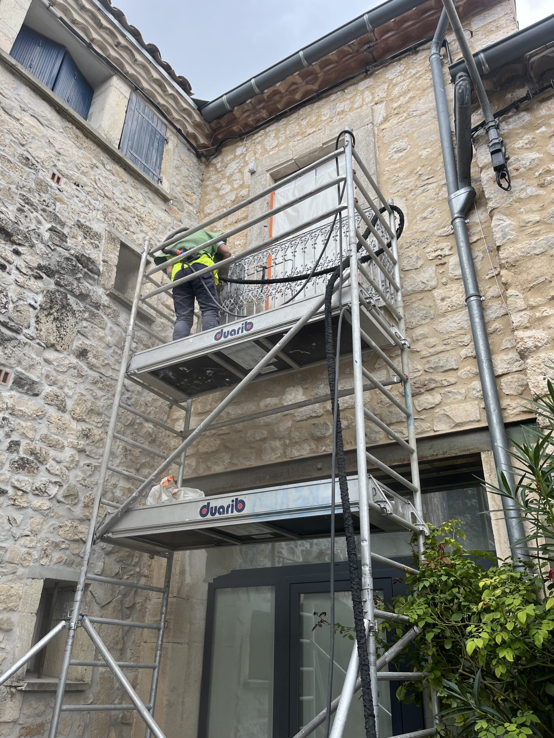 Mise en sécurité chantier avec pose d'échafaudage et travaux de sablage de balcon en fonte