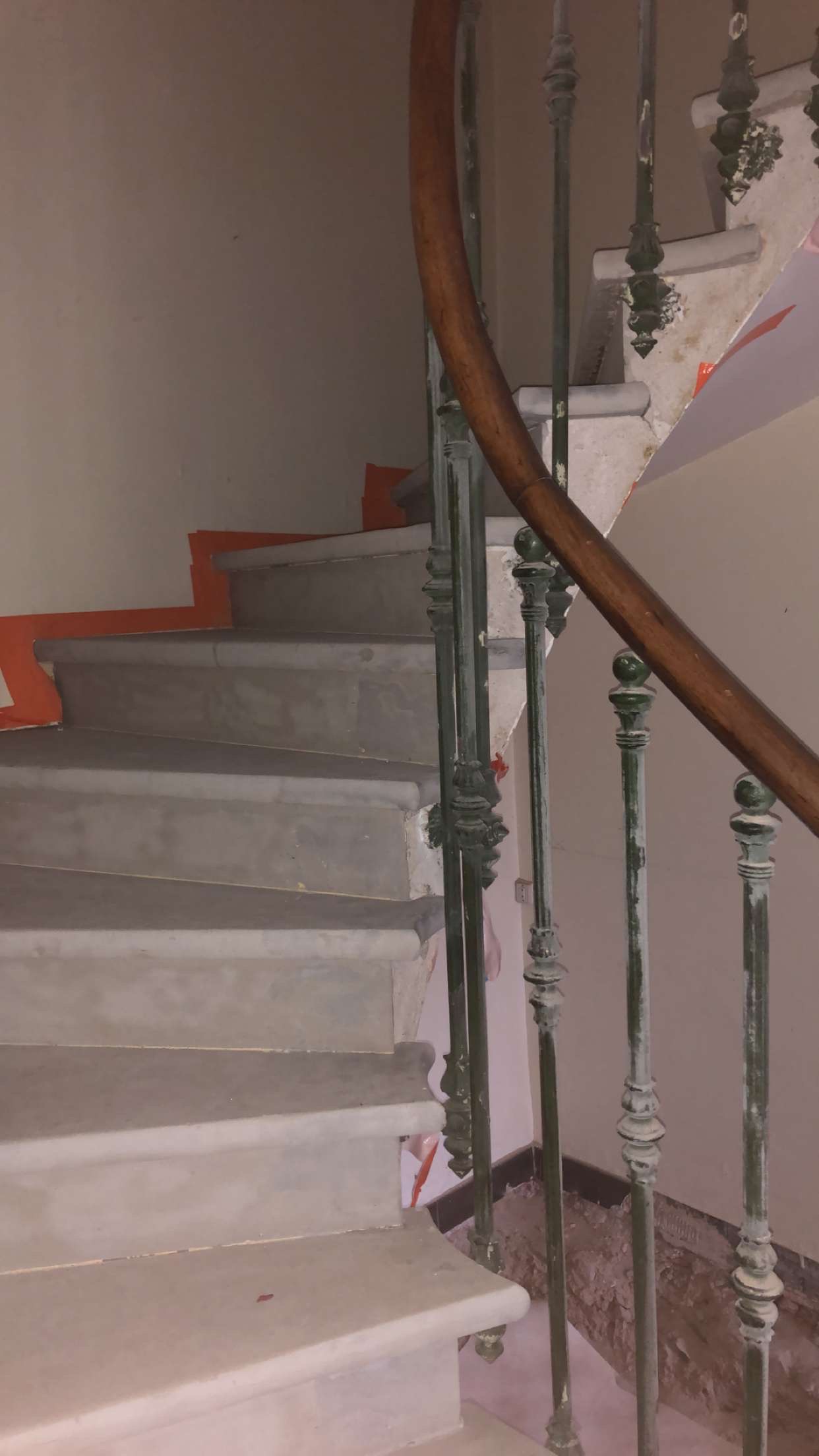 DÉCAPAGE D'UN ESCALIER EN PIERRE