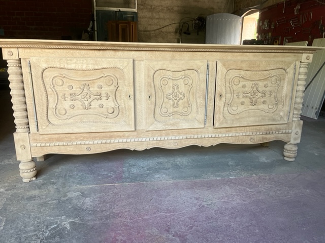 AÉROGOMMAGE D'UN BUFFET EN BOIS