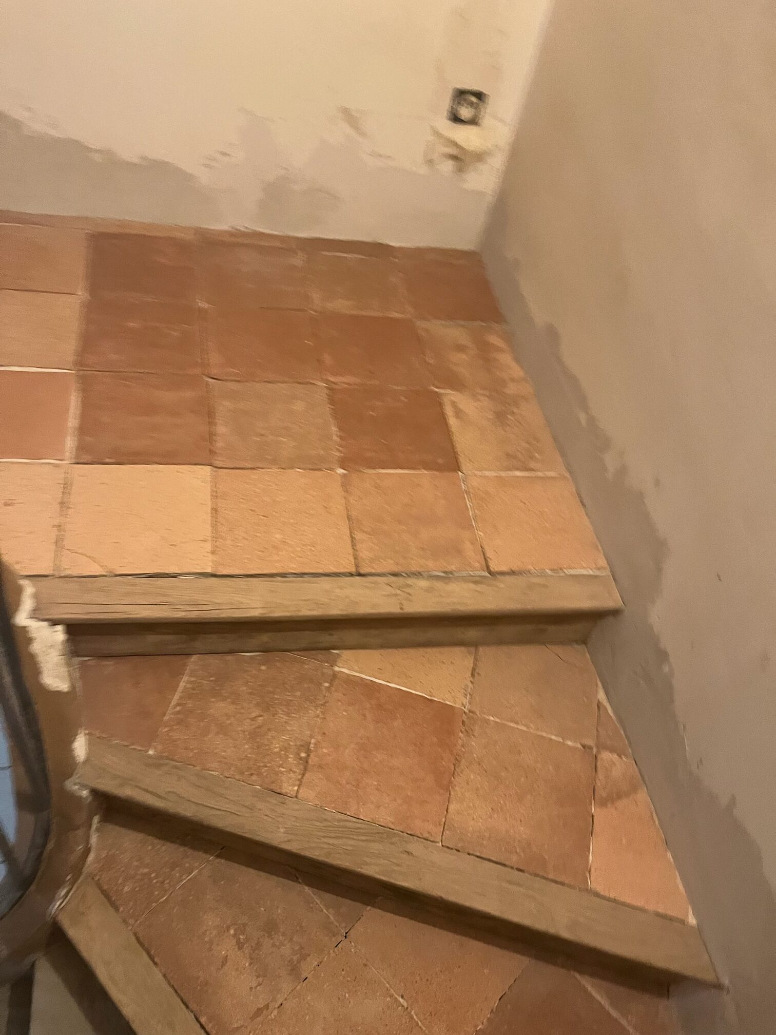 AÉROGOMMAGE DE CARRELAGE EN TERRE CUITE D'UN ESCALIER À BÉZIERS