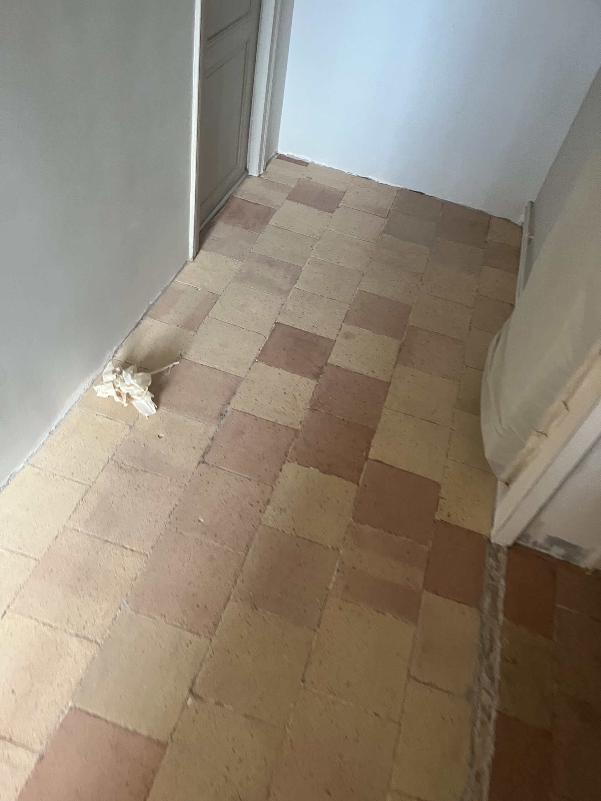 AÉROGOMMAGE SUR TOMETTE EN TERRE CUITE