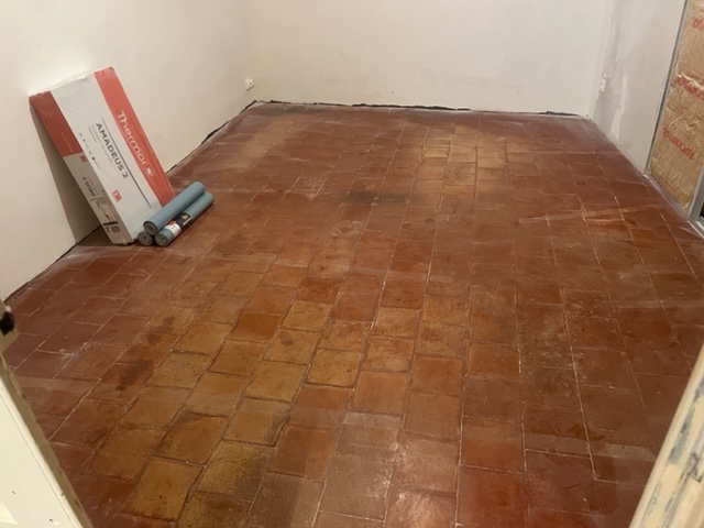 PHOTO D'UNE CHAMBRE AVEC TOMETTE