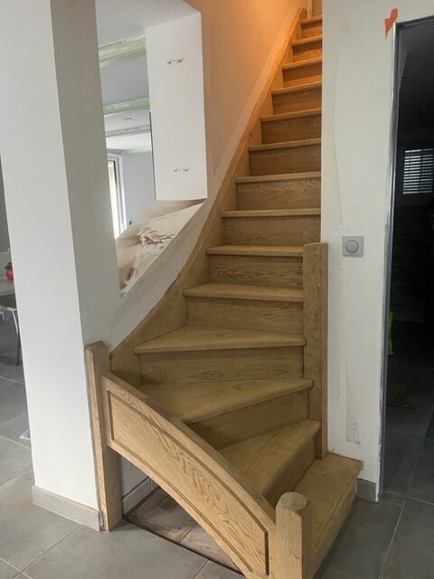 ESCALIER EN CHÊNE APRÈS AÉROGOMMAGE