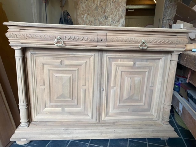 TRAVAUX EN ATELIER DE DÉCAPAGE DOUX SUR UN MEUBLE