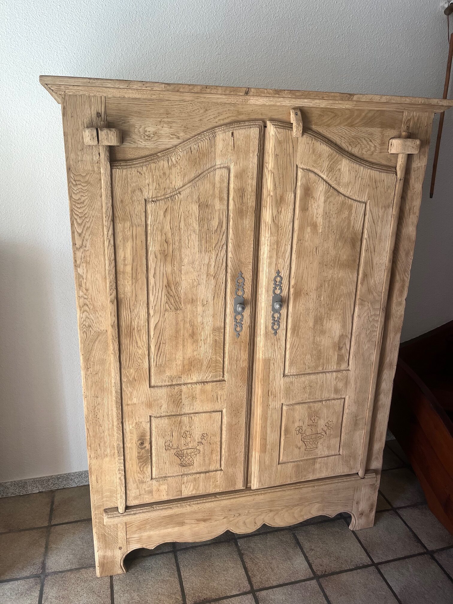 AÉROGOMMAGE D'UNE ARMOIRE EN CHÊNE