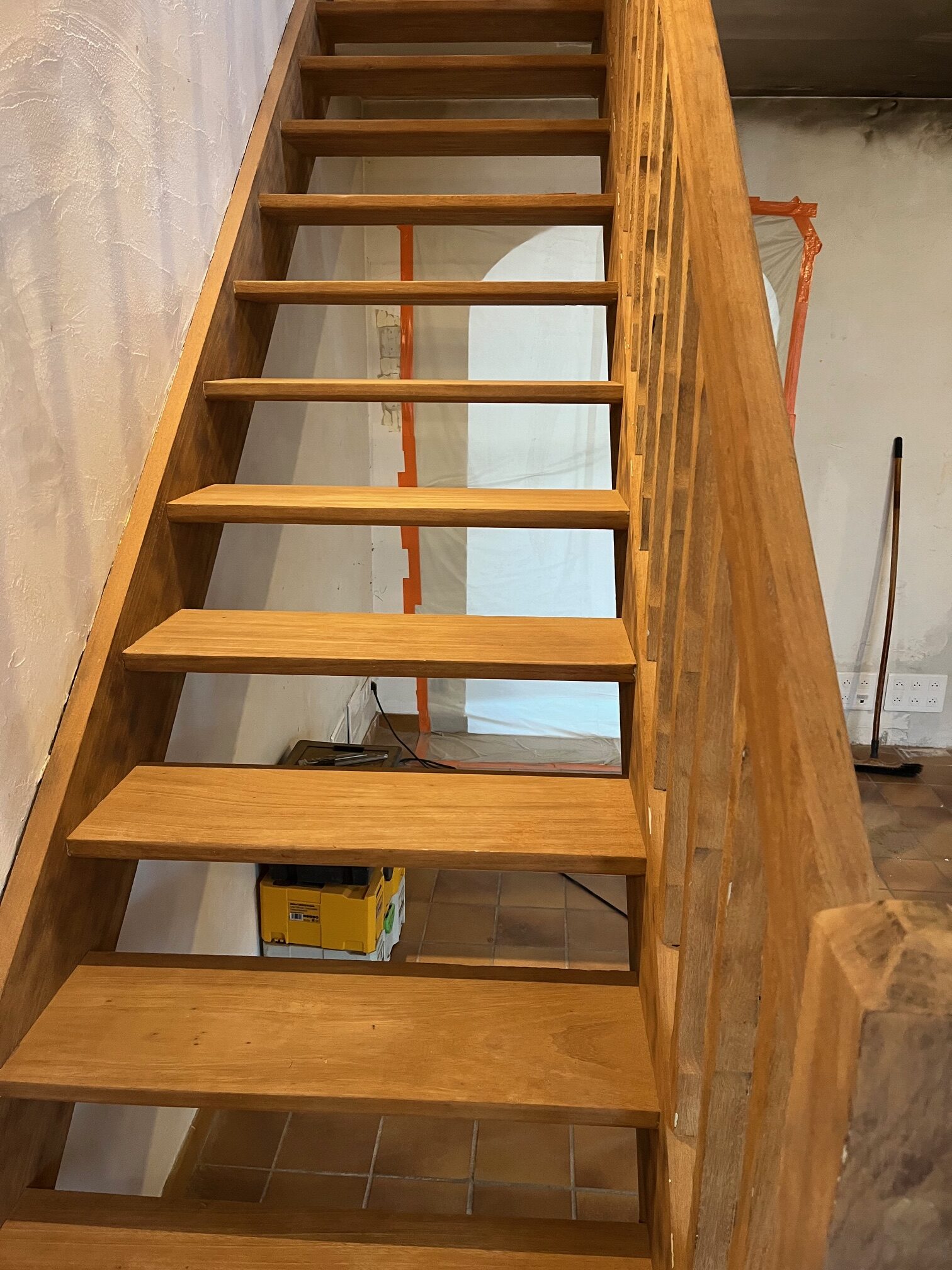 AÉROGOMMAGE D'UN ESCALIER EN BOIS À MONTPELLIER 