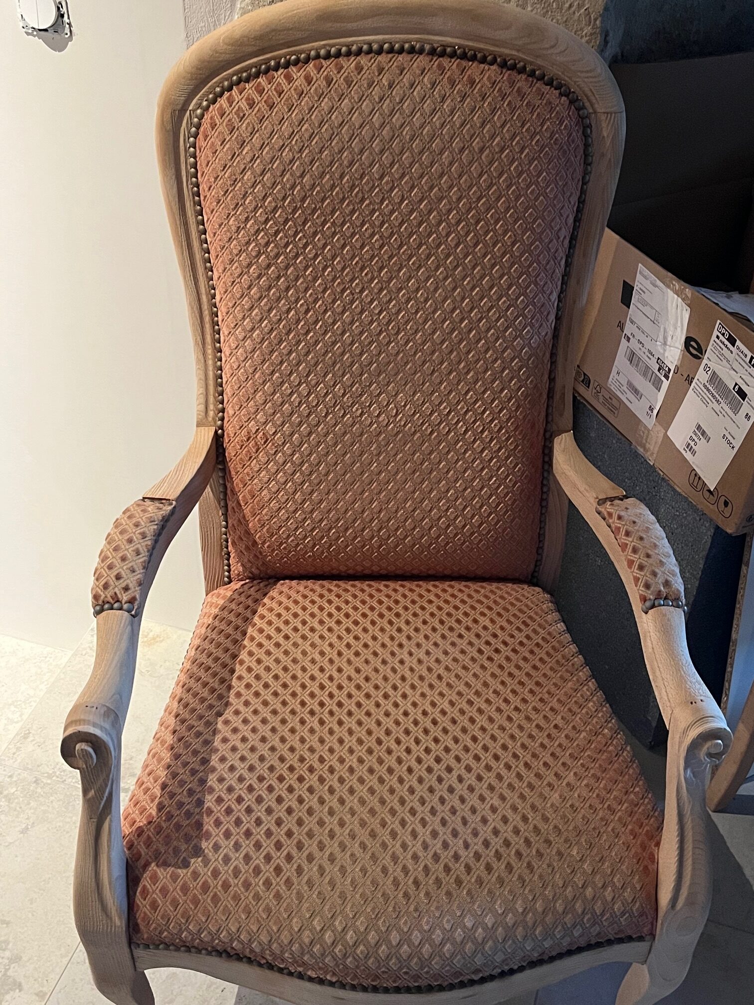 AÉROGOMMAGE D'UN FAUTEUIL EN BOIS