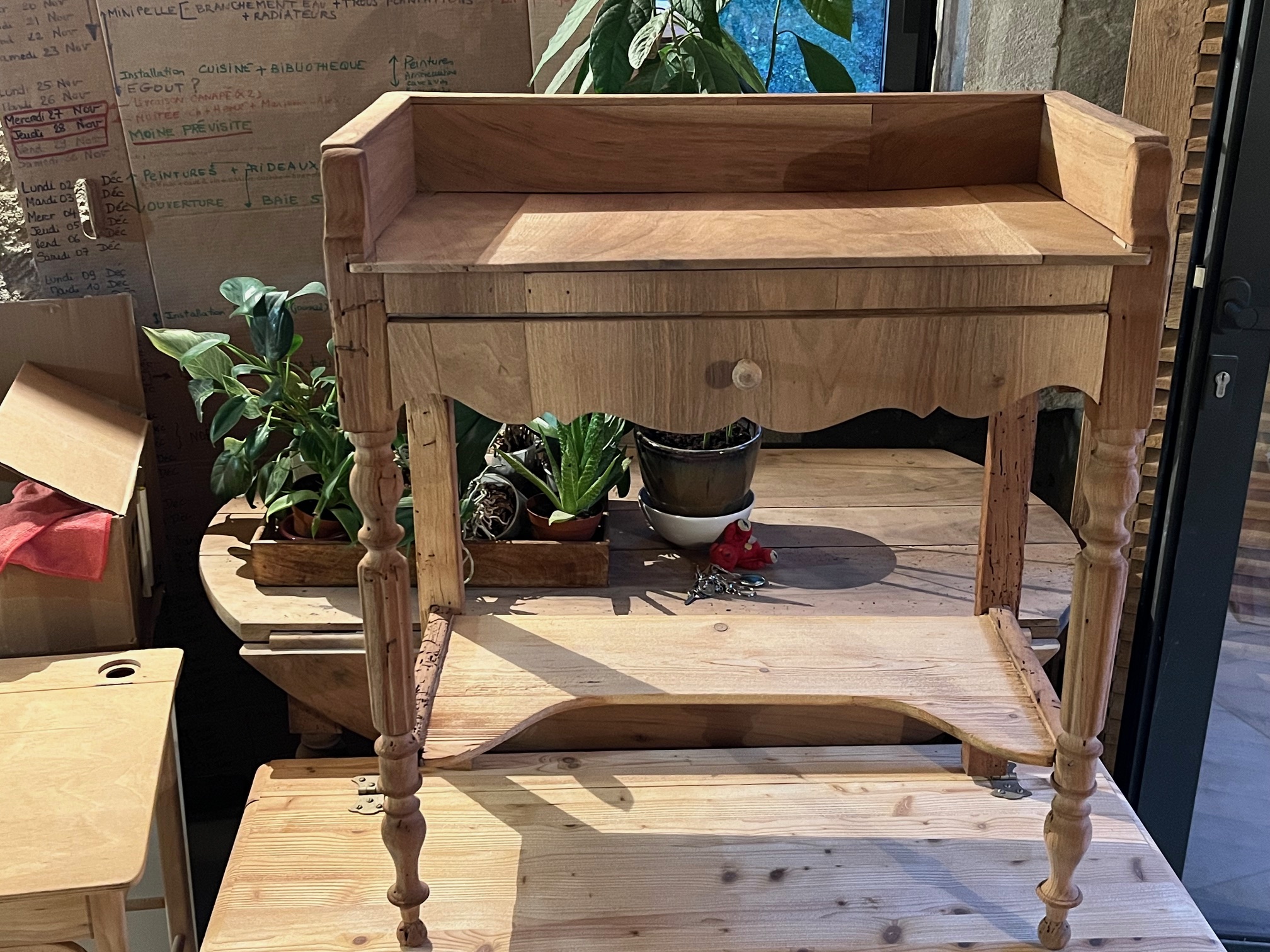 AÉROGOMMAGE D'UN MEUBLE EN BOIS