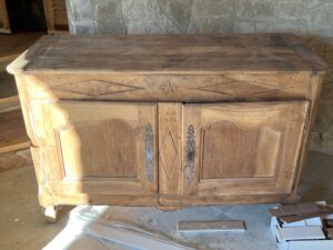 AÉROGOMMAGE D'UN BUFFET ANCIEN 