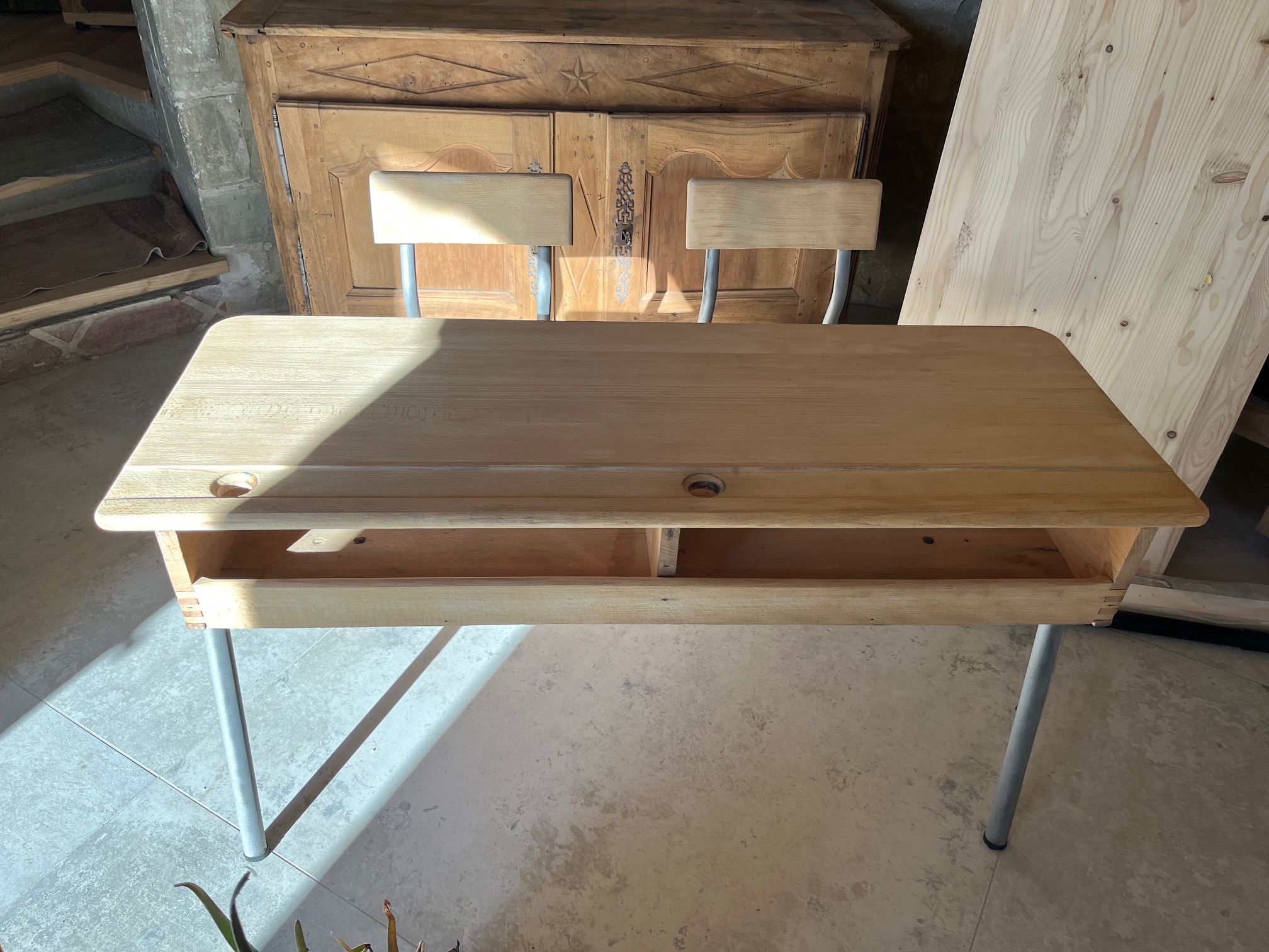 AÉROGOMMAGE D'UN BUREAU D'ÉCOLIER 