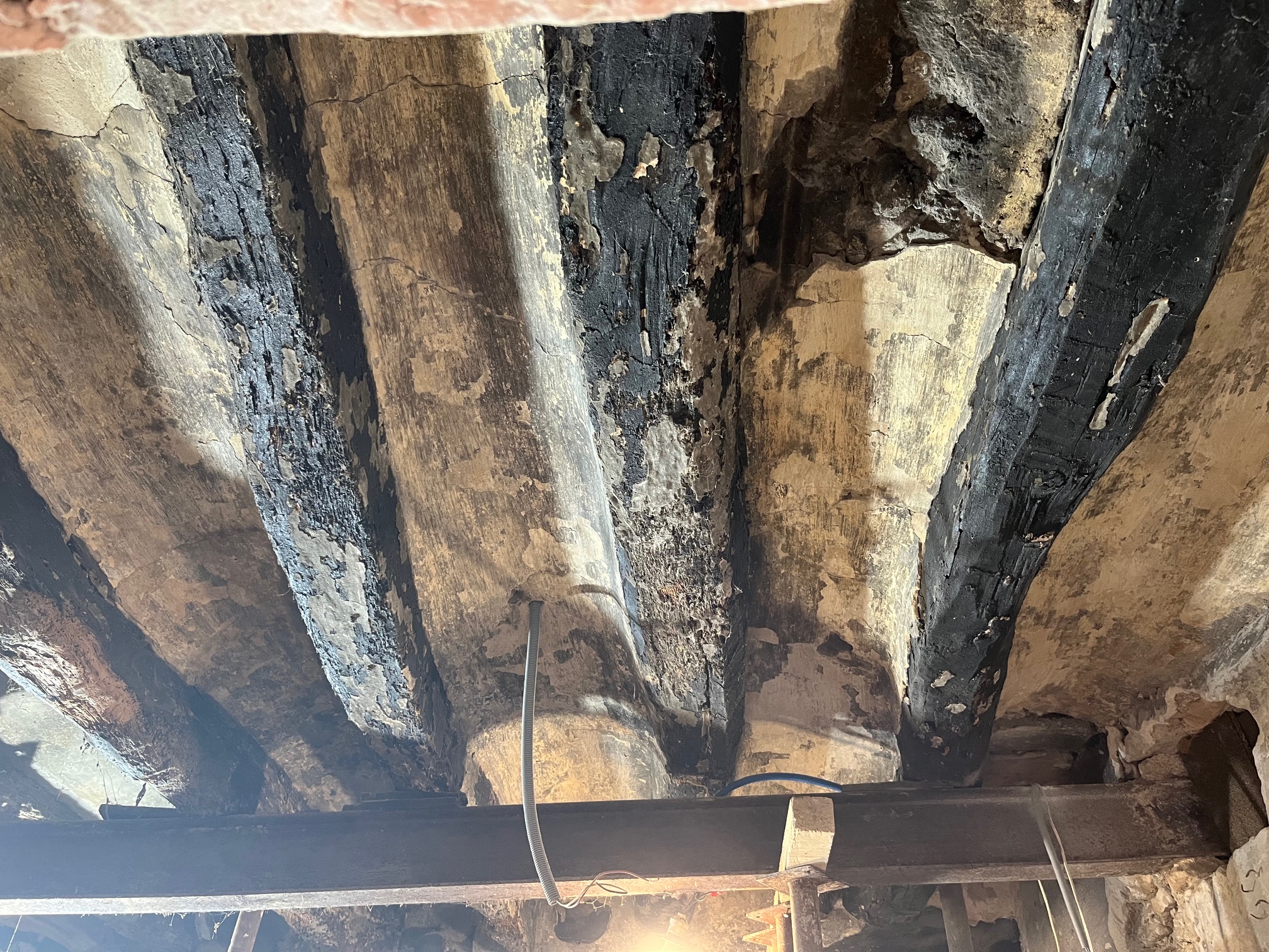 POUTRE REMPLIE DE SUIE SUITE À UN INCENDIE 