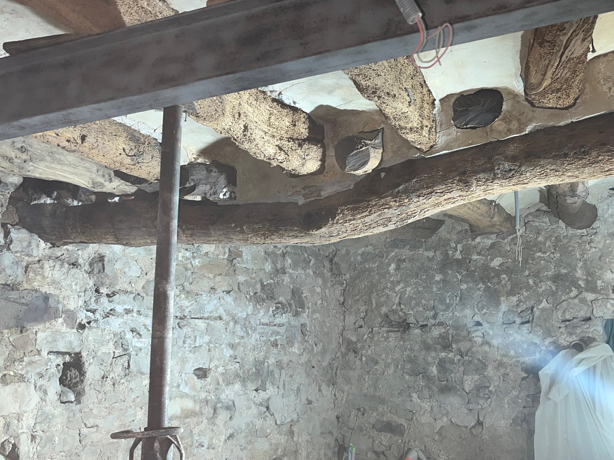 POUTRE DÉCAPÉ SUITE À UN INCENDIE 