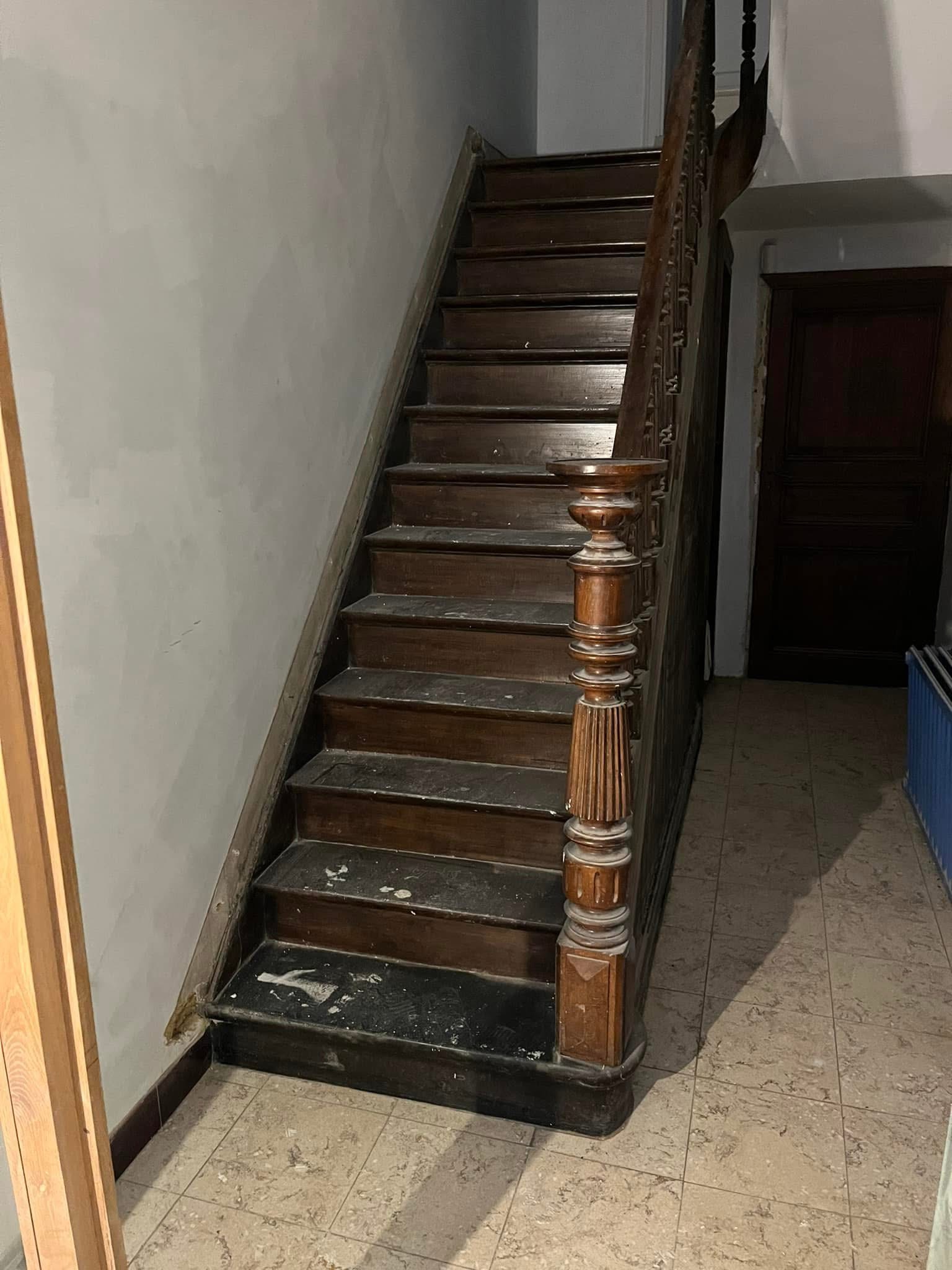 AÉROGOMMAGE ESCALIER EN BOIS À MONTPELLIER