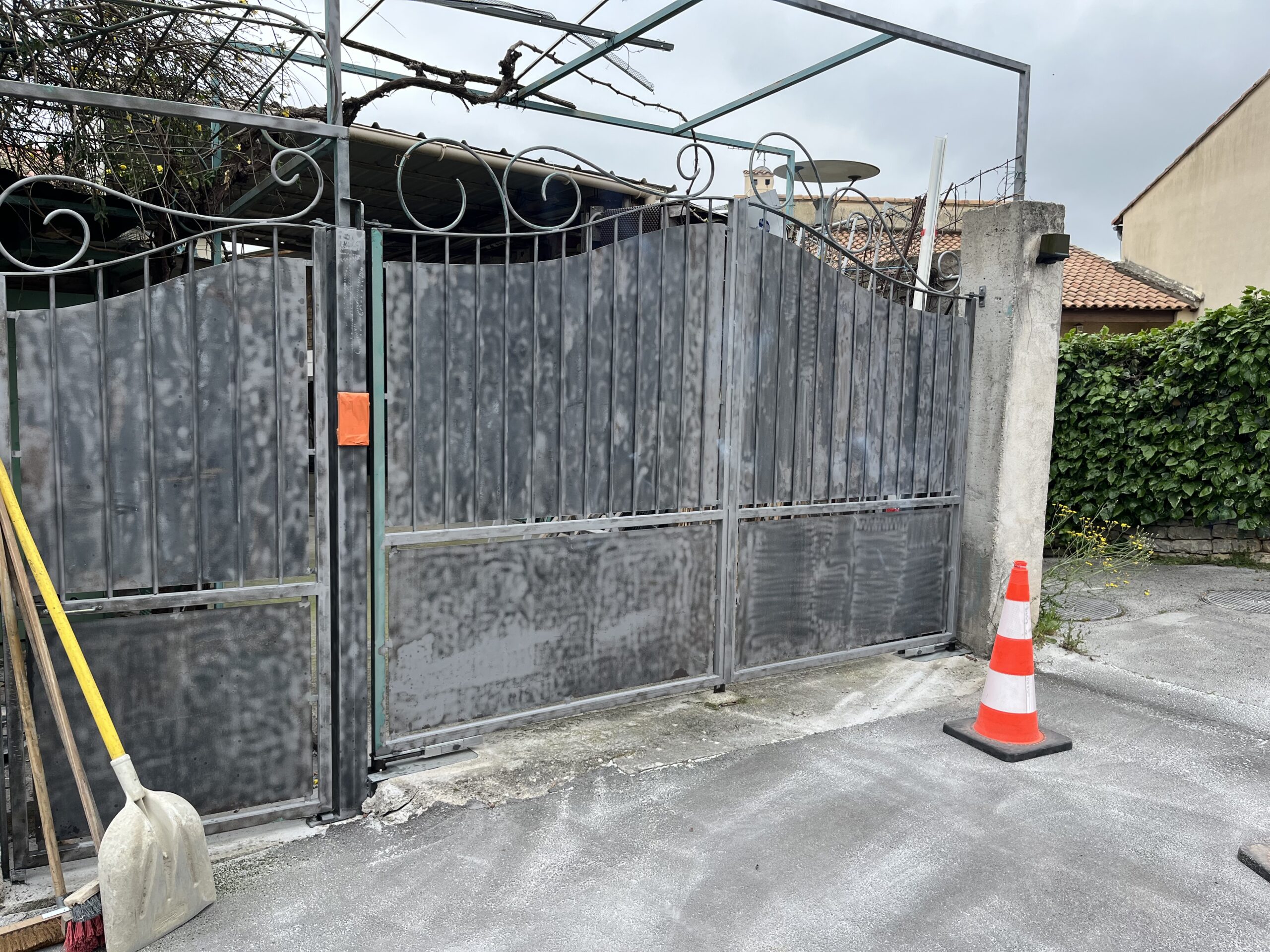 SABLAGE DE PORTAIL FER