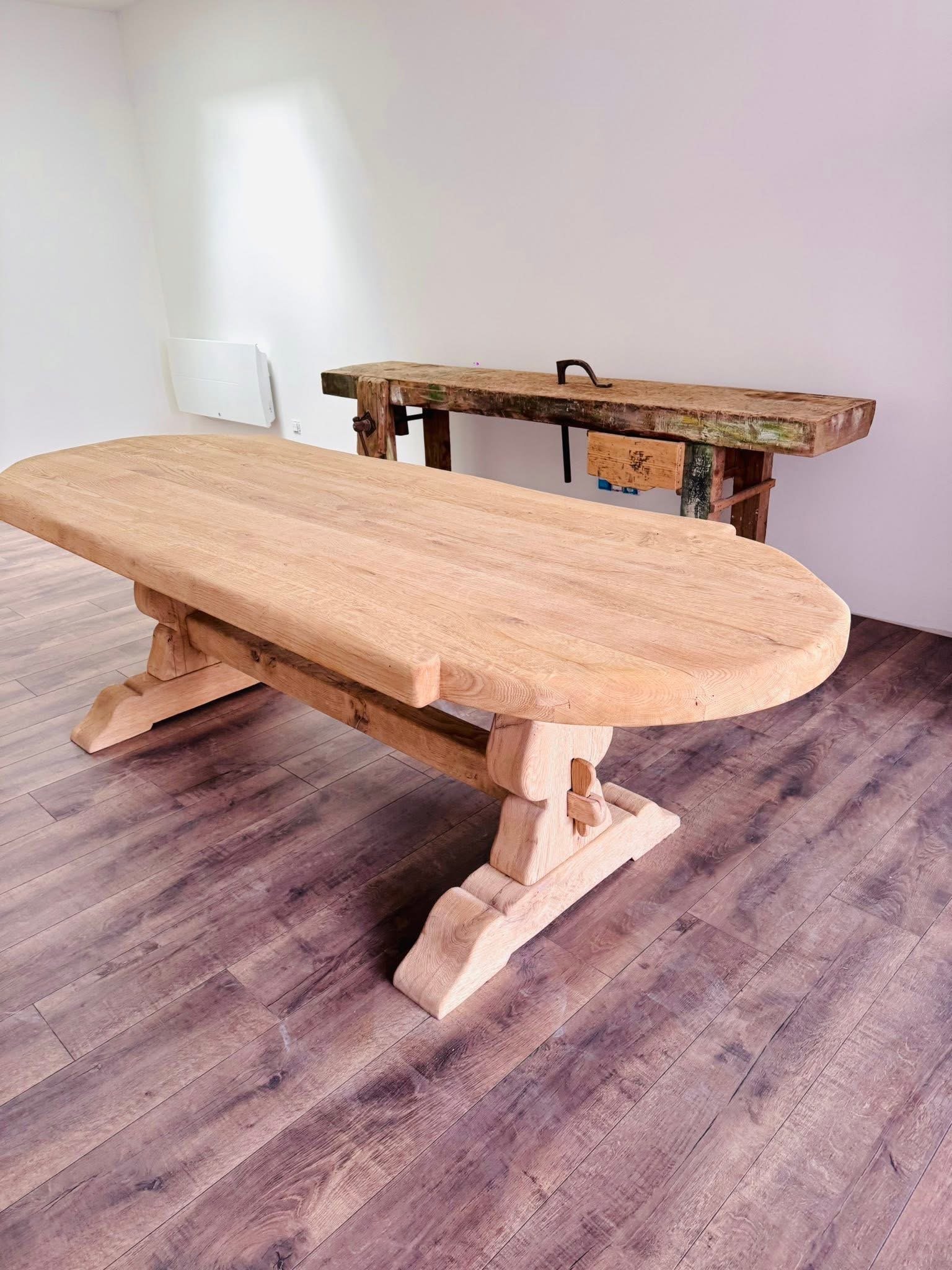 AÉROGOMMAGE D'UNE TABLE EN BOIS