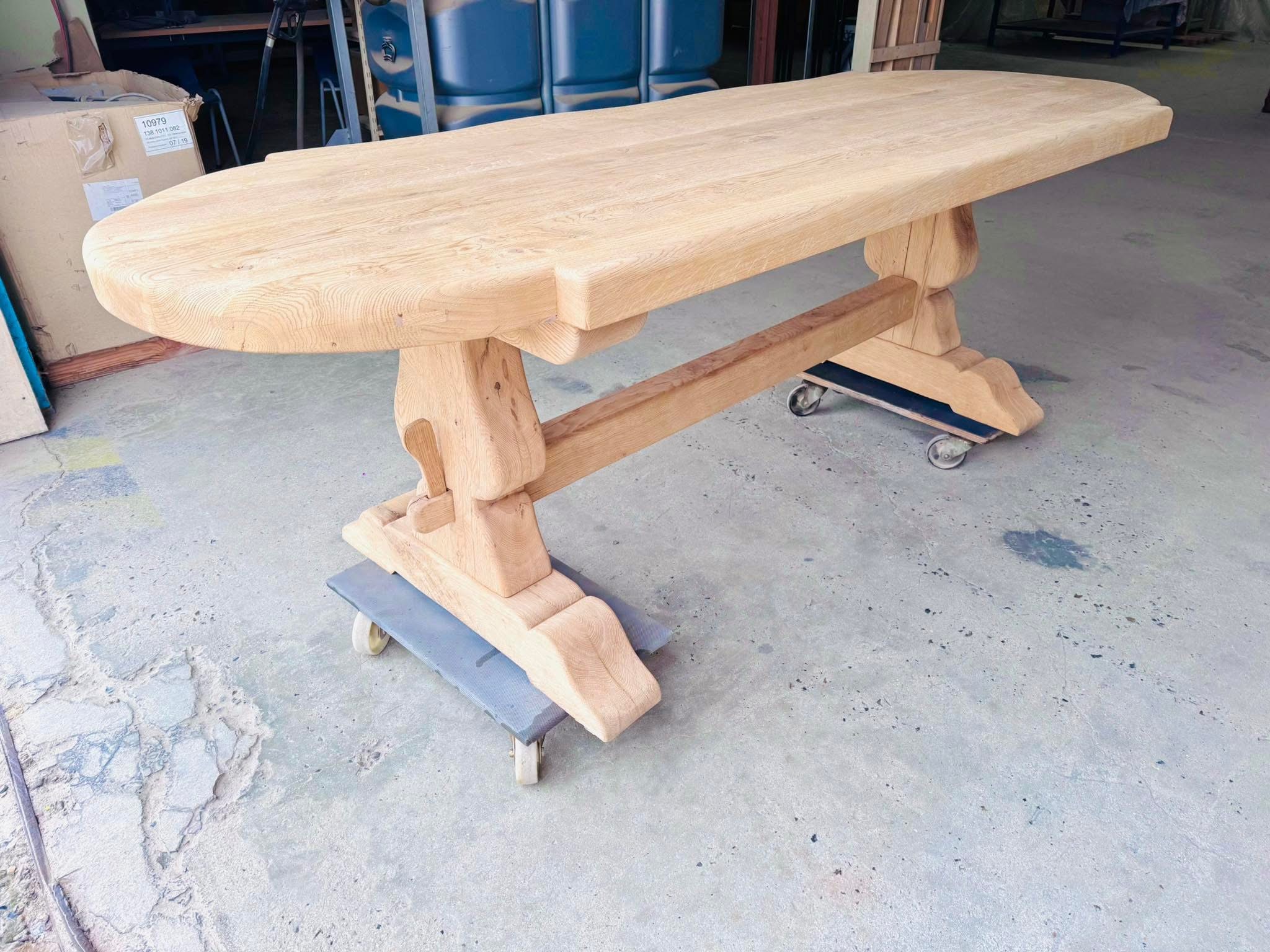 TRAVAUX EN ATELIER DE DÉCAPAGE ET PONÇAGE D'UNE TABLE BOIS