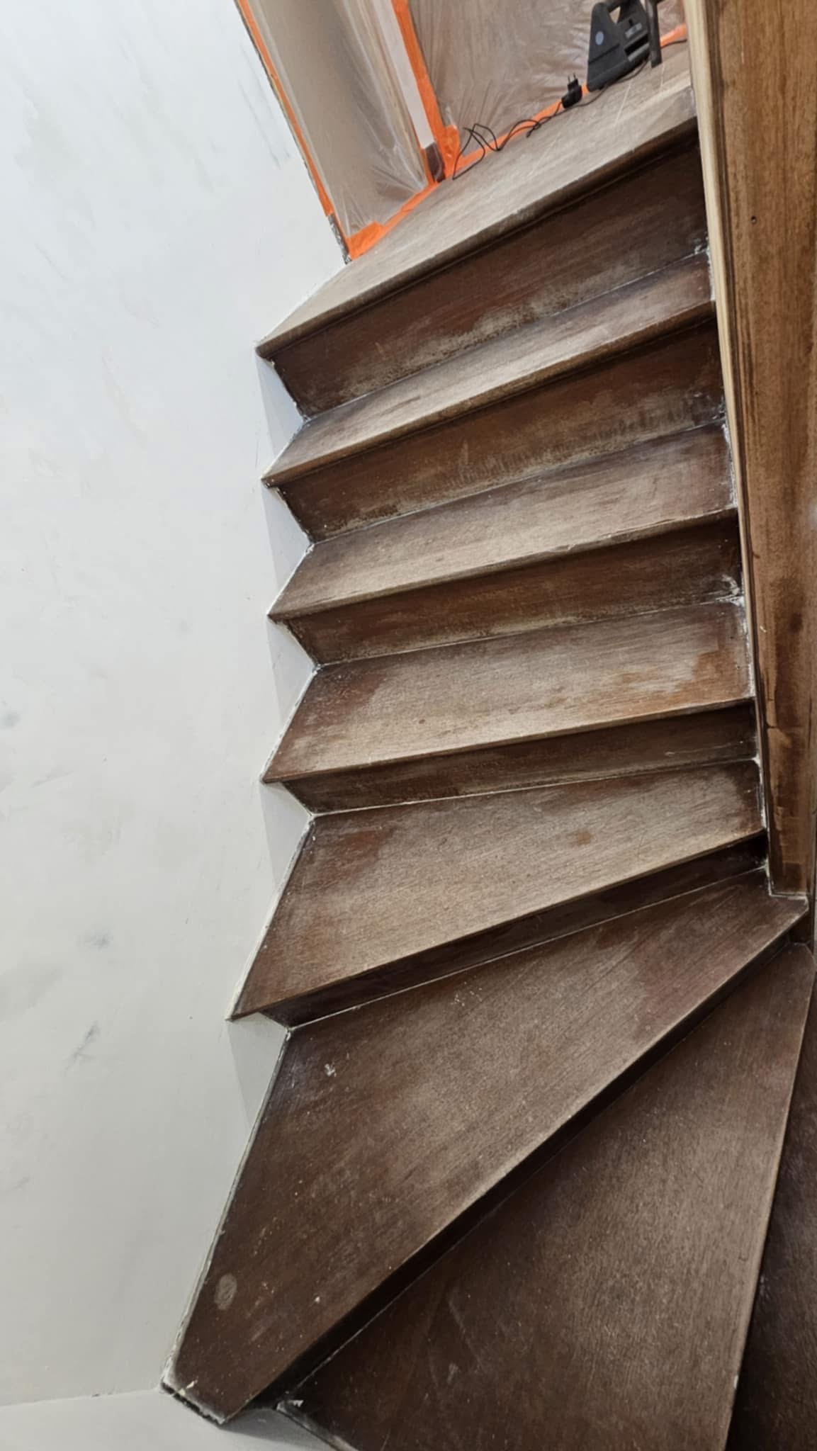 ESCALIER AVANT TRAVAUX DE DÉCAPAGE AU PUY-EN-VELAY