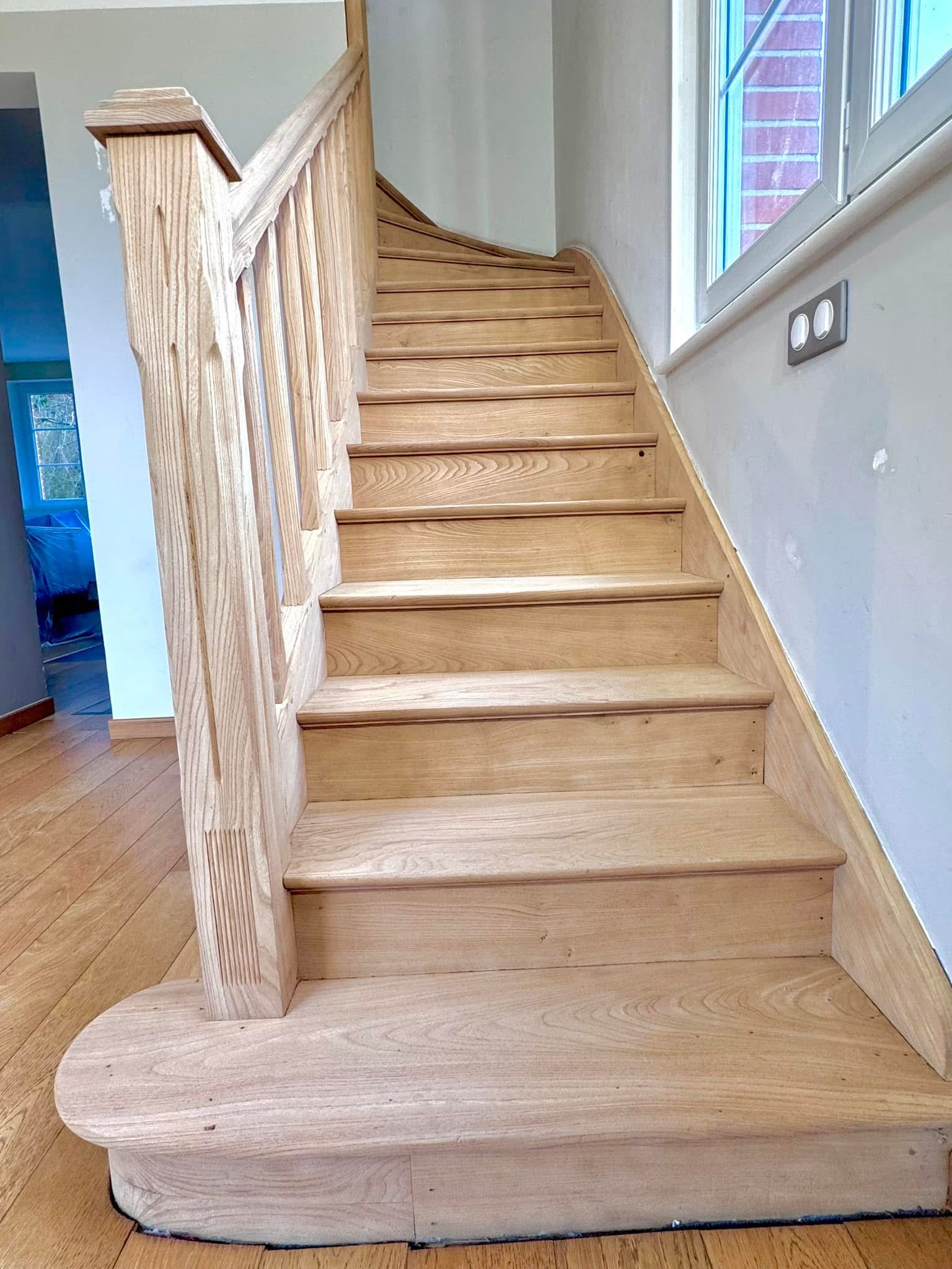 TRAVAUX DE DÉCAPAGE D'UN ESCALIER EN CHÊNE AU PUY-EN-VELAY