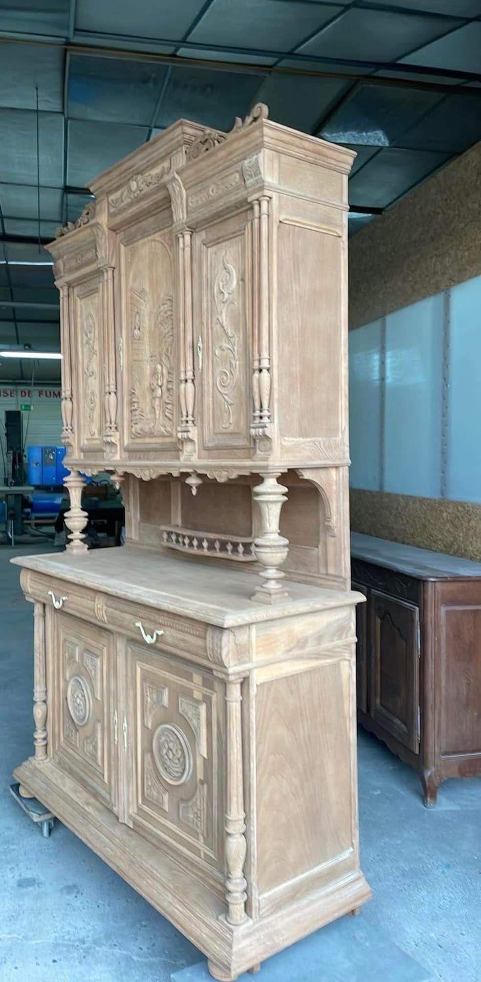 TRAVAUX DE DÉCAPAGE D'UN VIEUX MEUBLE DE PRESTIGE