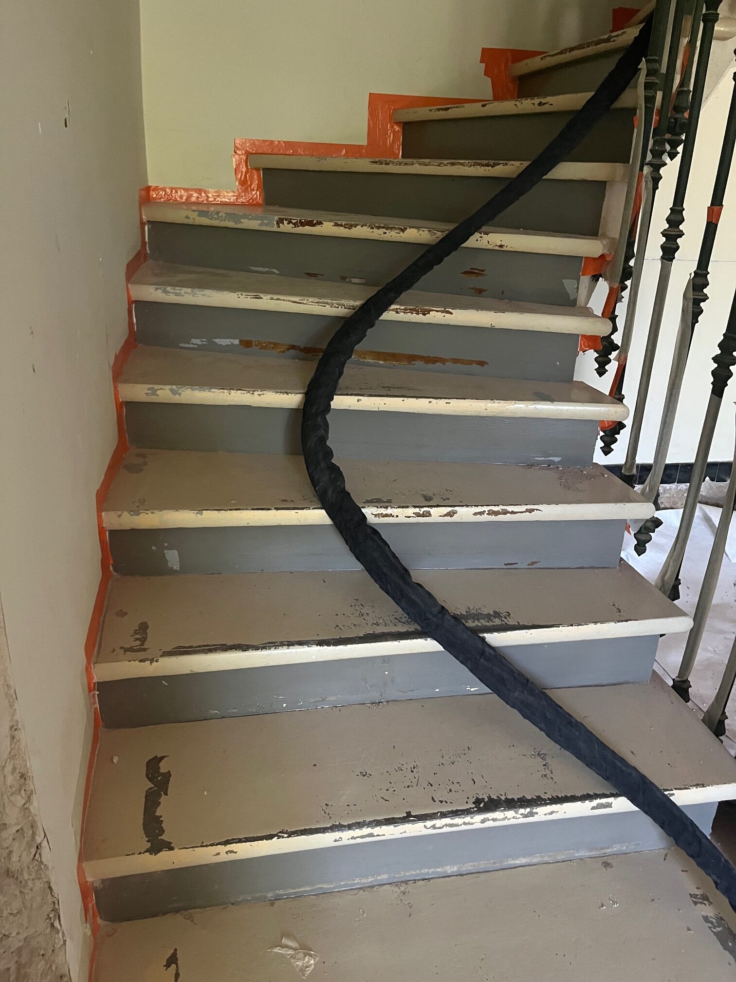 ESCALIER EN PIERRE AVANT PENDANT LES TRAVAUX D'AÉROGOMMAGE 