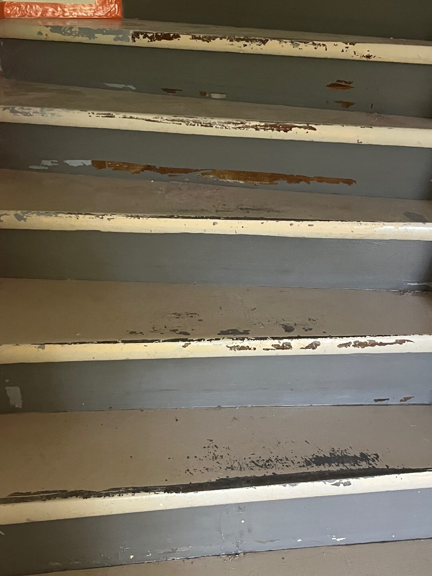 ESCALIER EN PIERRE AVANT TRAVAUX D'AÉROGOMMAGE 