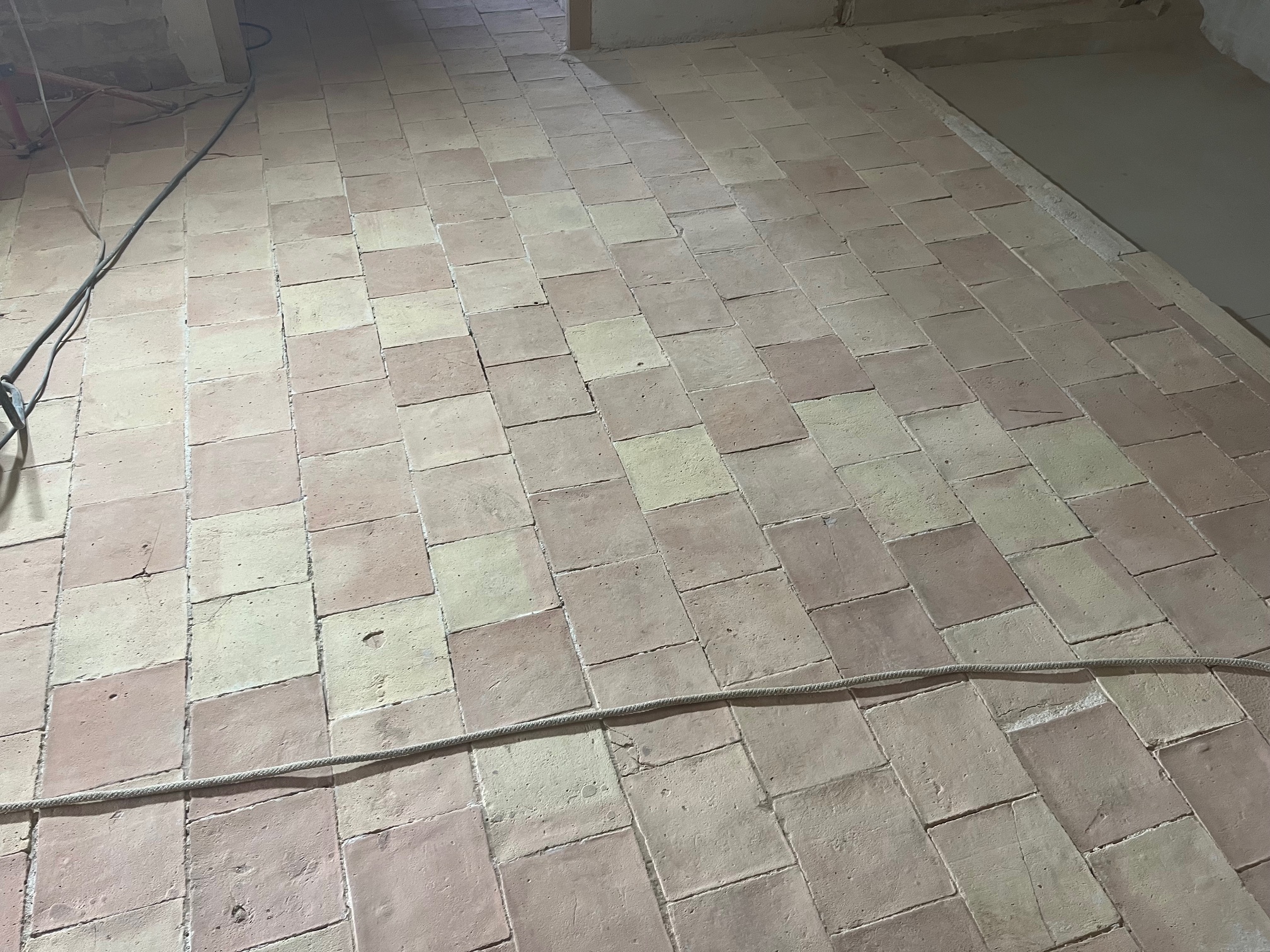 AÉROGOMMAGE DE TOMETTES EN TERRE CUITE