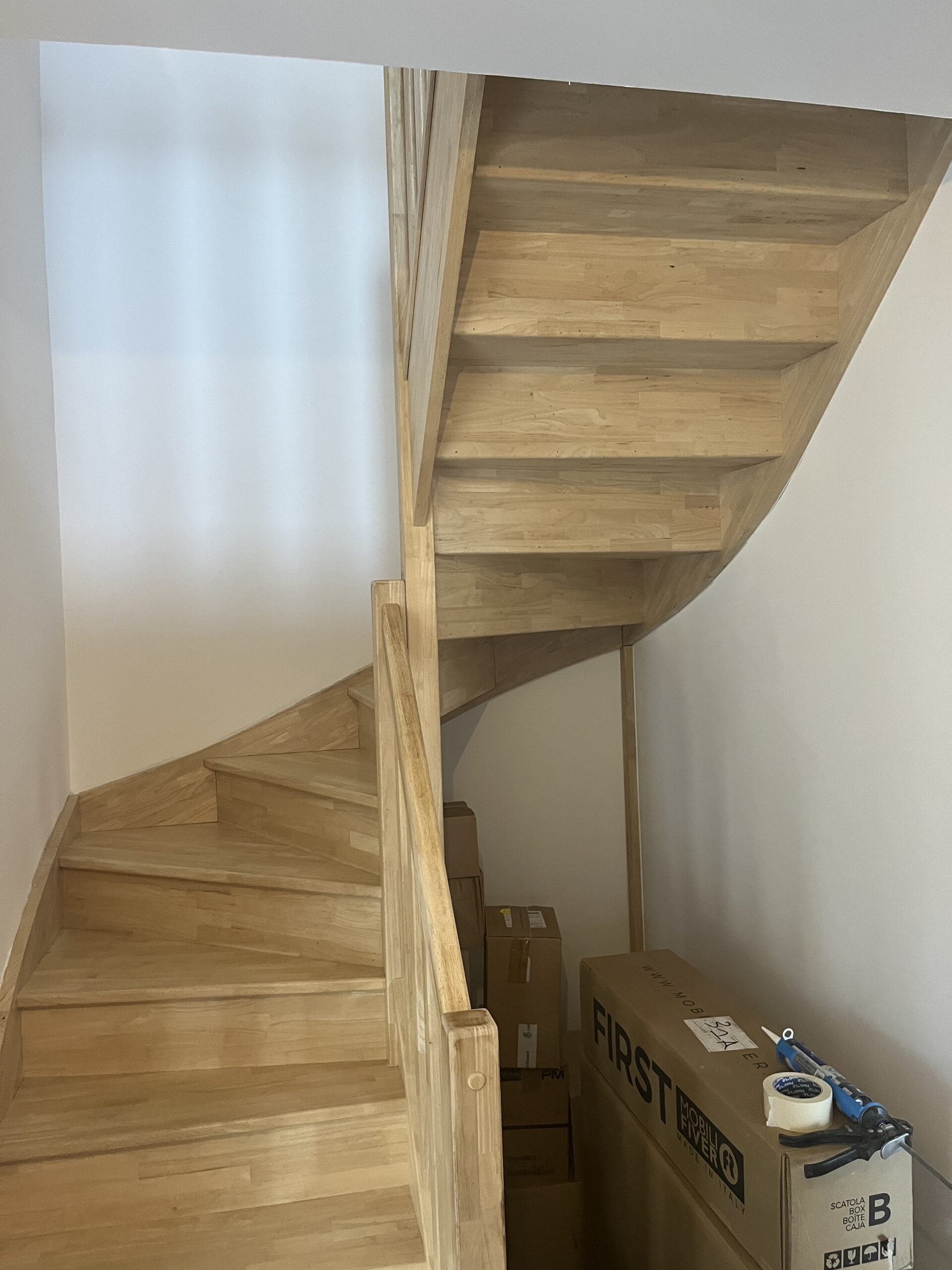 AÉROGOMMAGE D'UN ESCALIER EN CHÊNE