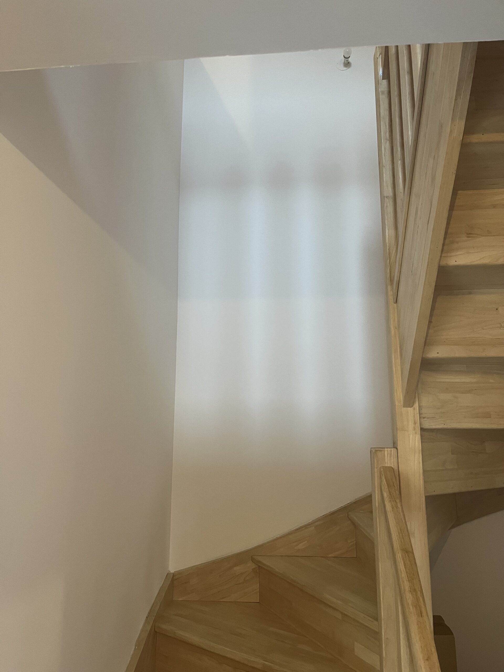 AÉROGOMMAGE D'UN ESCALIER EN BOIS