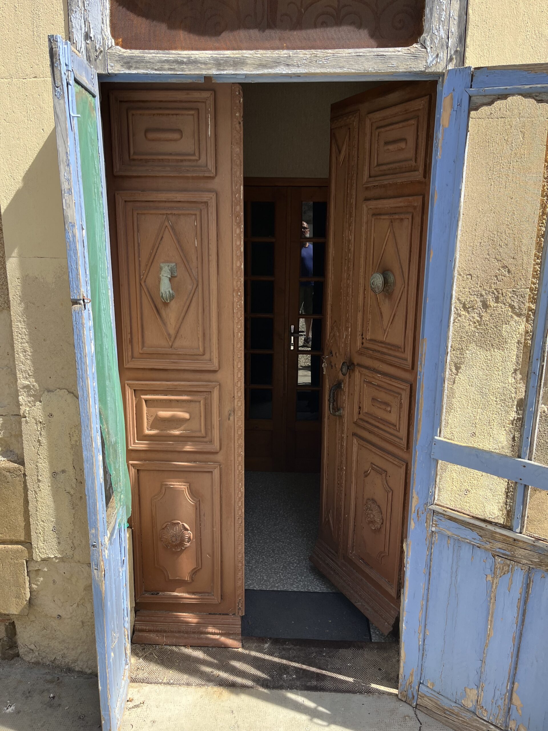 PORTE D'ENTRÉE EN FER AVANT TRAVAUX DE SABLAGE