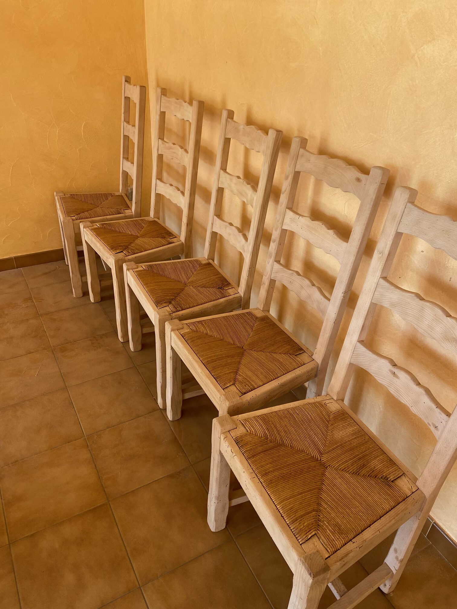 AÉROGOMMAGE DE CHAISE EN BOIS