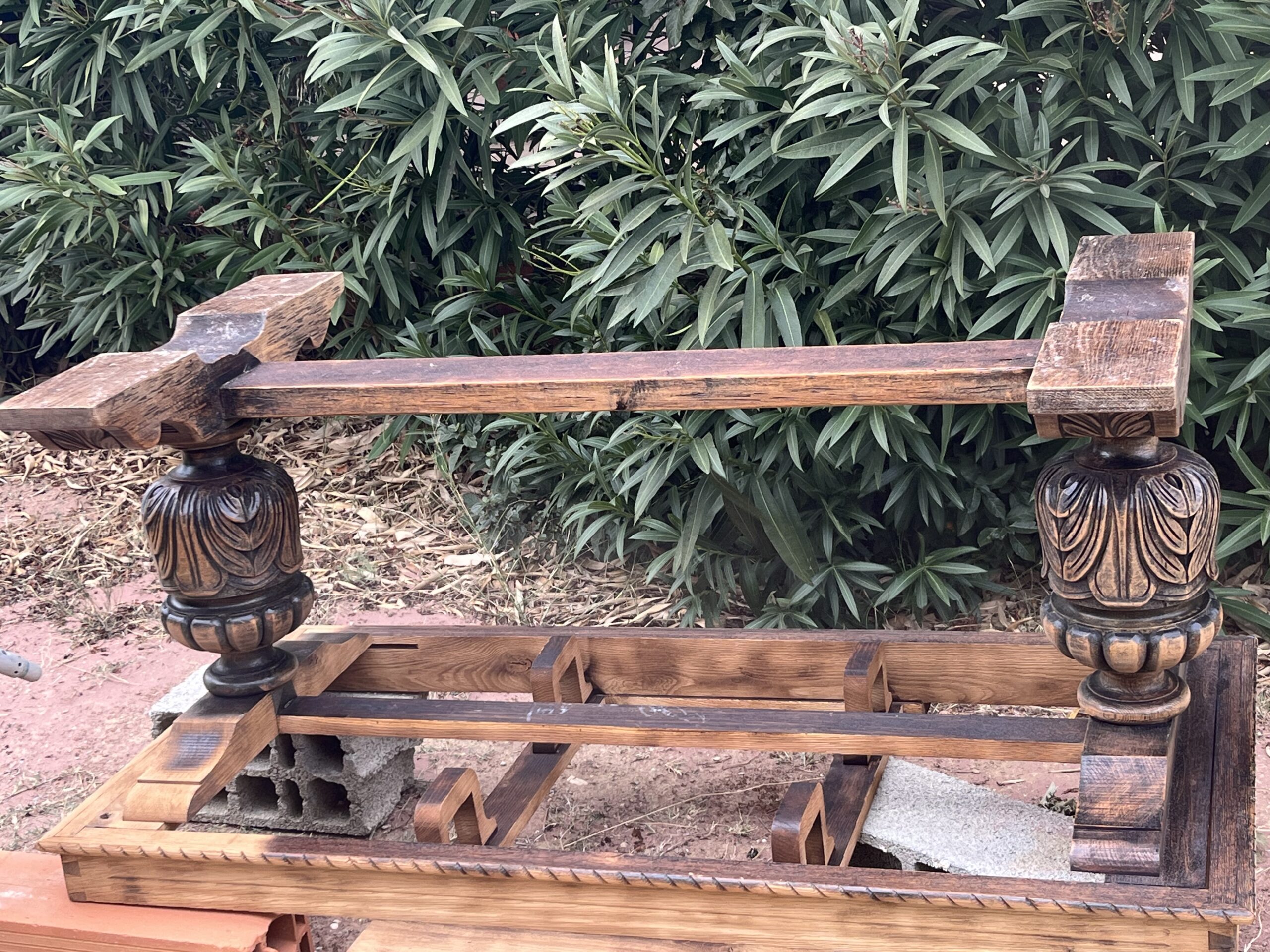 AÉROGOMMAGE D'UNE TABLE EN CHÊNE MASSIF