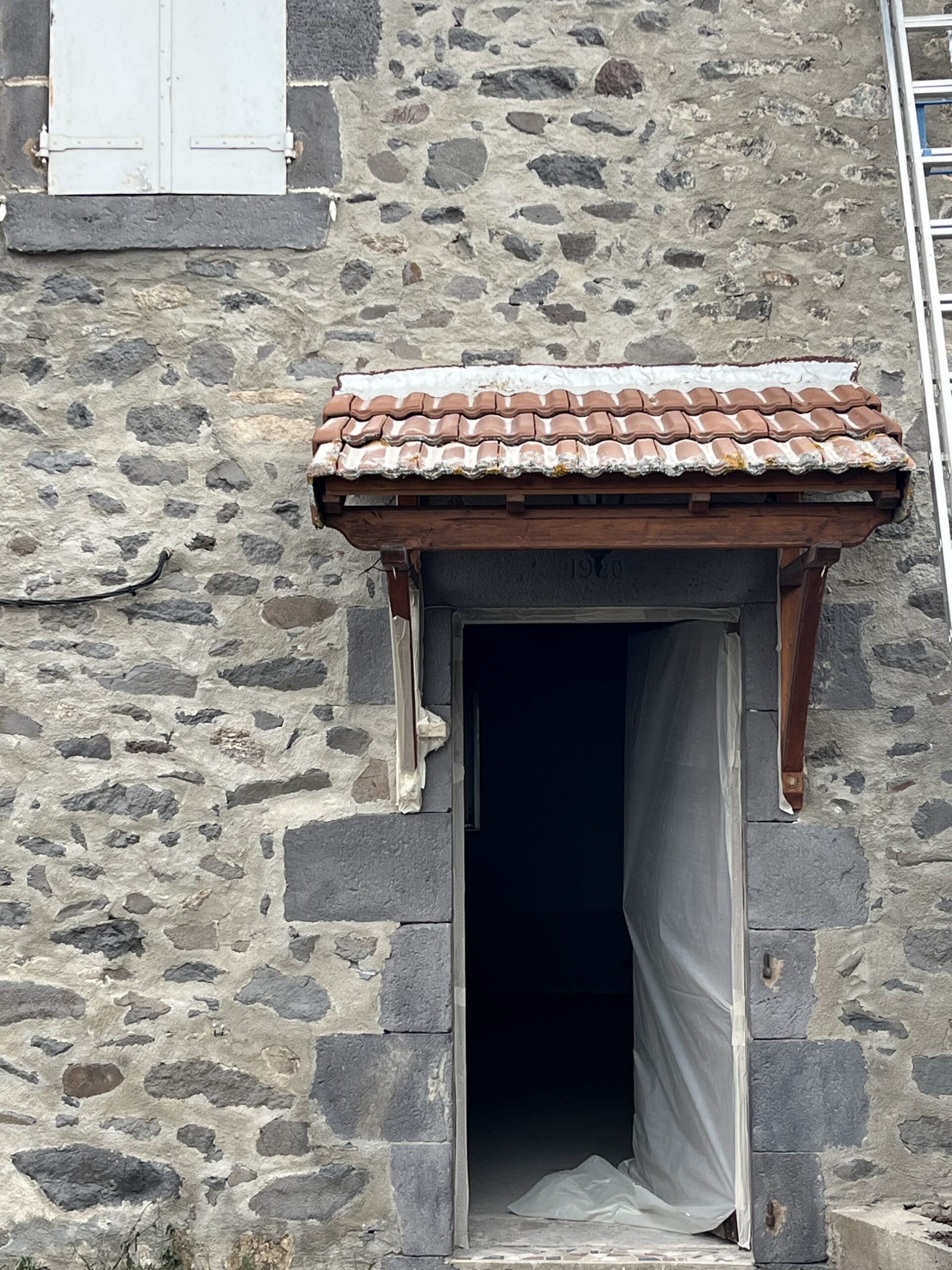 AÉROGOMMAGE D'UNE FAÇADE EN PIERRE À LANDOS ET SA RÉGION