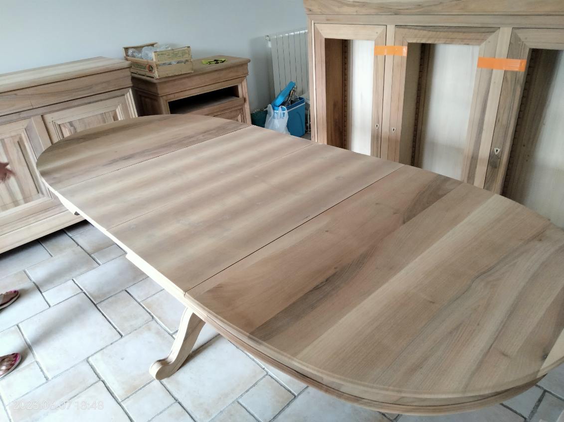 AÉROGOMMAGE D'UNE TABLE EN BOIS ESSENCE EN MERISIER 