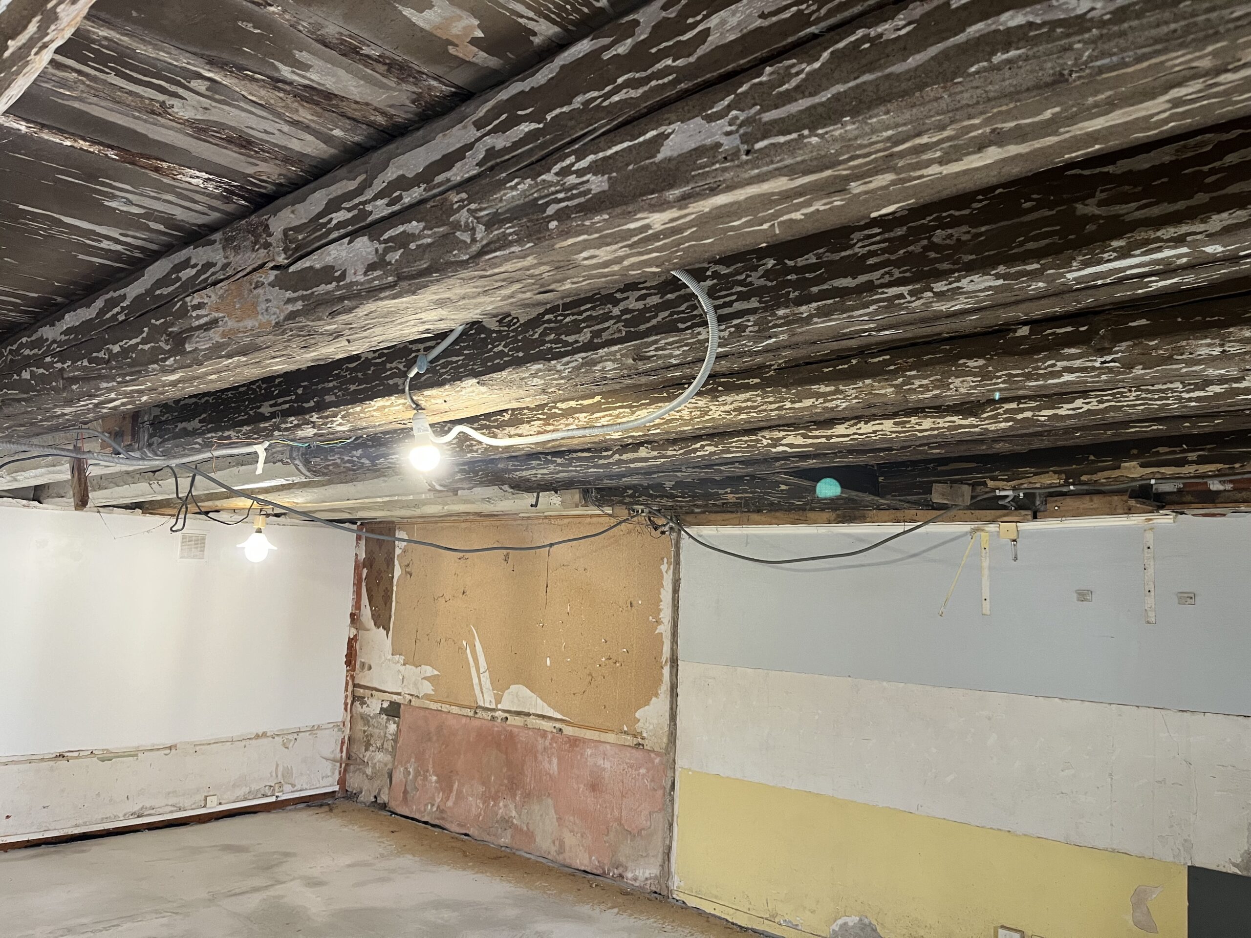 POUTRE BOIS AVANT TRAVAUX DE DÉCAPAGE