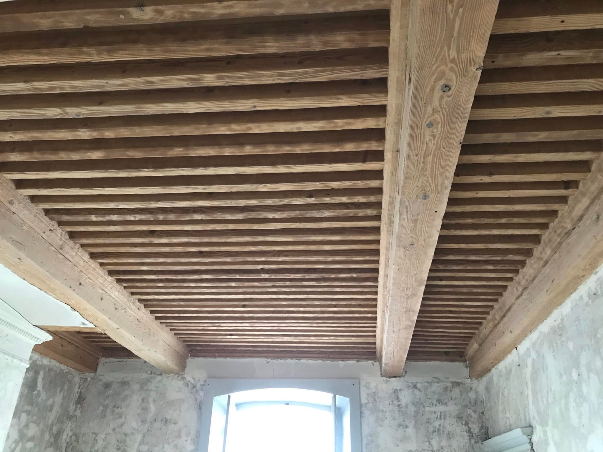 DÉCAPAGE D'UN PLAFOND À LA FRANÇAISE 