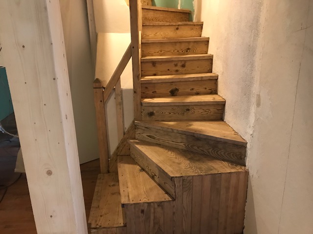 AÉROGOMMAGE D'UN VIEUX ESCALIER 