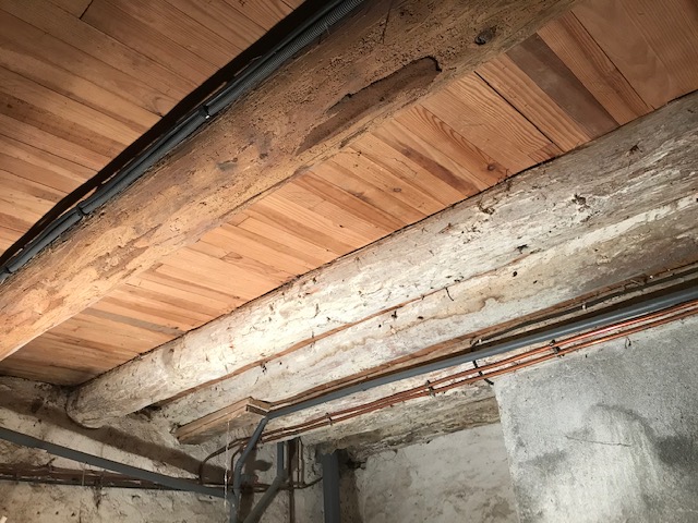 AÉROGOMMAGE DE POUTRE EN CHÊNE EN HAUTE-LOIRE