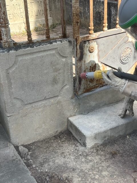 DÉCAPAGE D'UN VIEUX CAVEAU DU CIMETIÈRE DE BÉZIERS