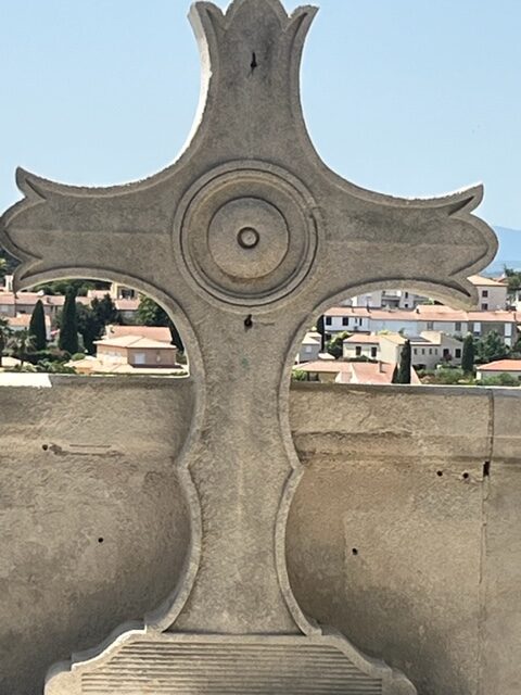 AÉROGOMMAGE D'UNE STELLE D'UN VIEUX CAVEAU DE BEZIERS