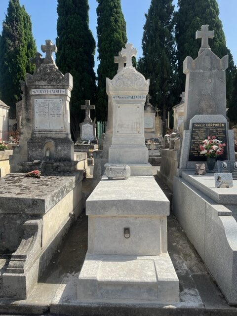 AÉROGOMMAGE D'UN CAVEAU EN PIERRE AU CIMETIÈRE VIEUX DE BÉZIERS