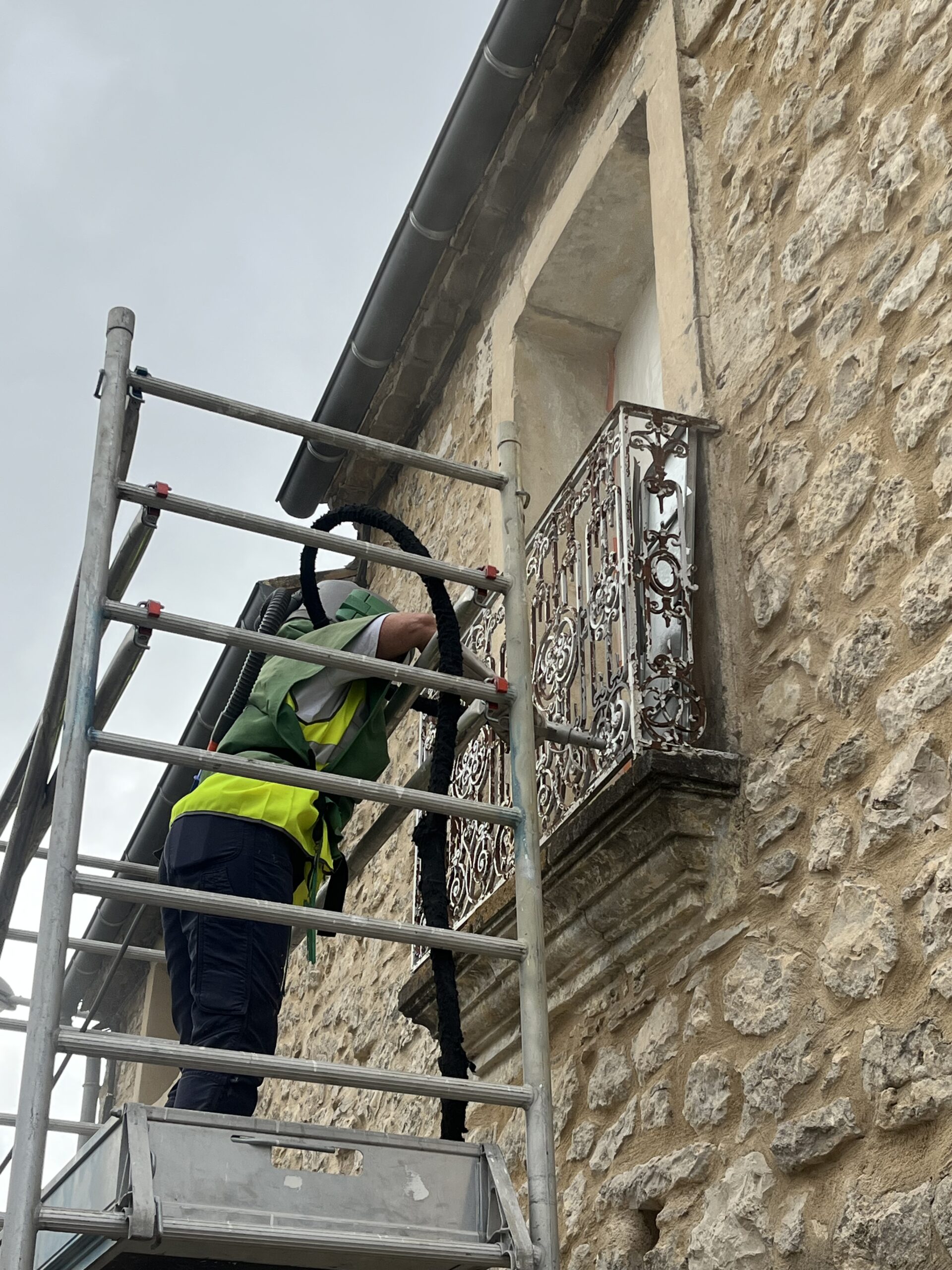 AÉROGOMMAGE D'UN BALCON EN FONTE