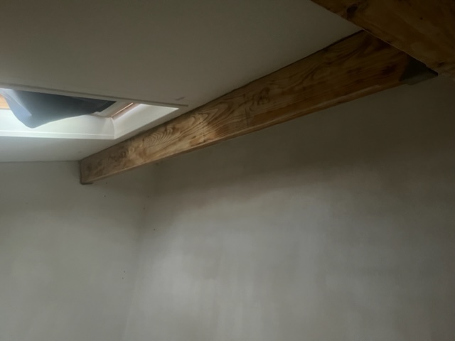 AÉROGOMMAGE DE POUTRES EN BOIS DANS UN APPARTEMENT À GRUISSAN