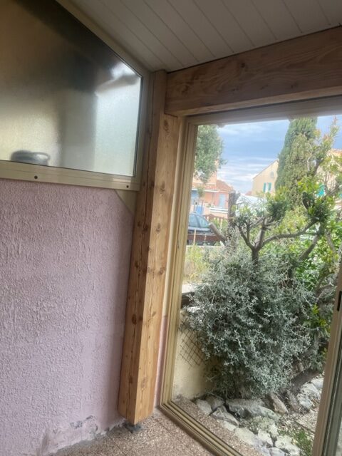 AÉROGOMMAGE DE POUTRES EN BOIS À GRUISSAN 